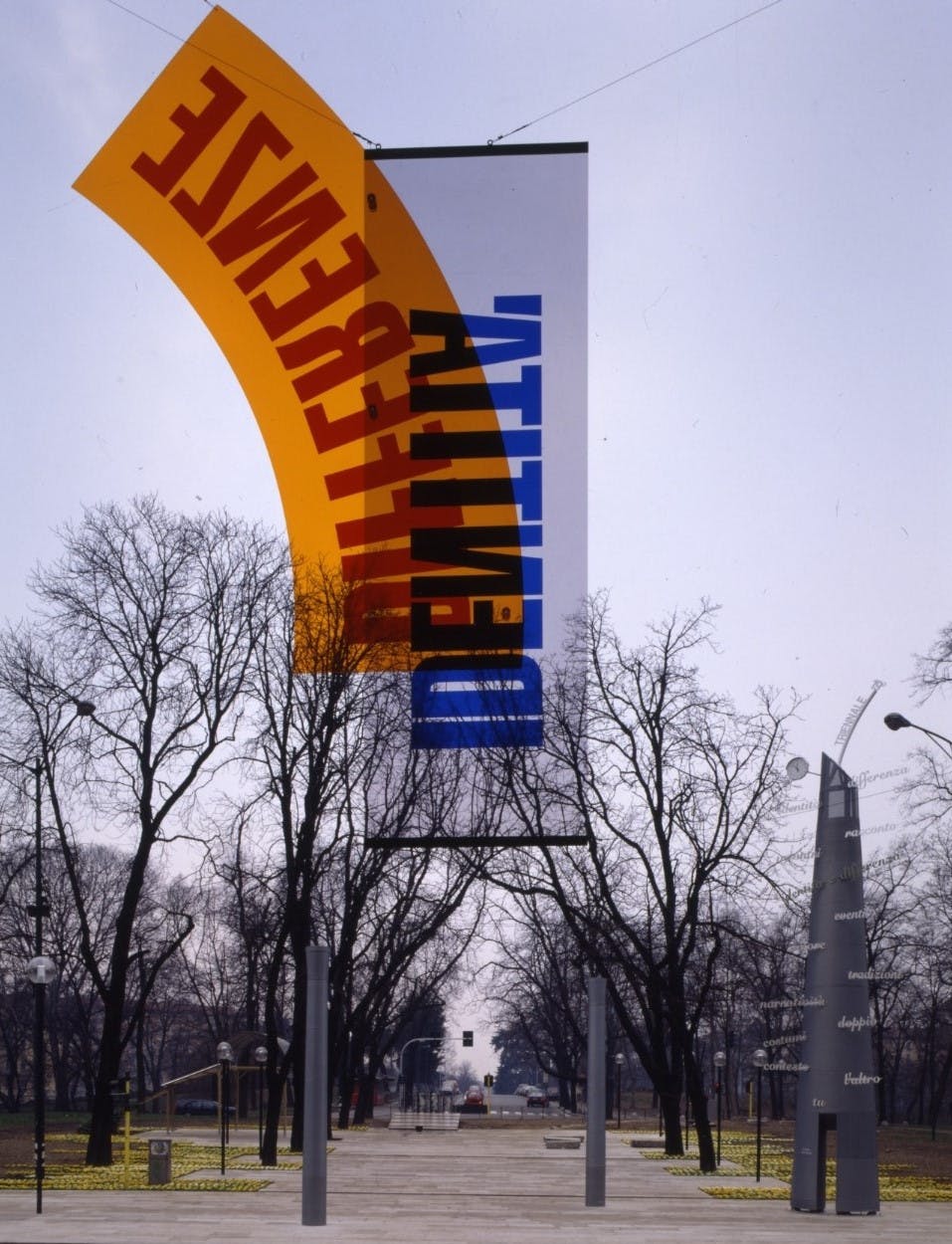 1996, XIX Triennale, Mostra introduttiva esterna - La Triennale nella città - "Una piazza per la Triennale" di Pietro Derossi. Piazza antistante la Triennale, progetto di Pietro Derossi