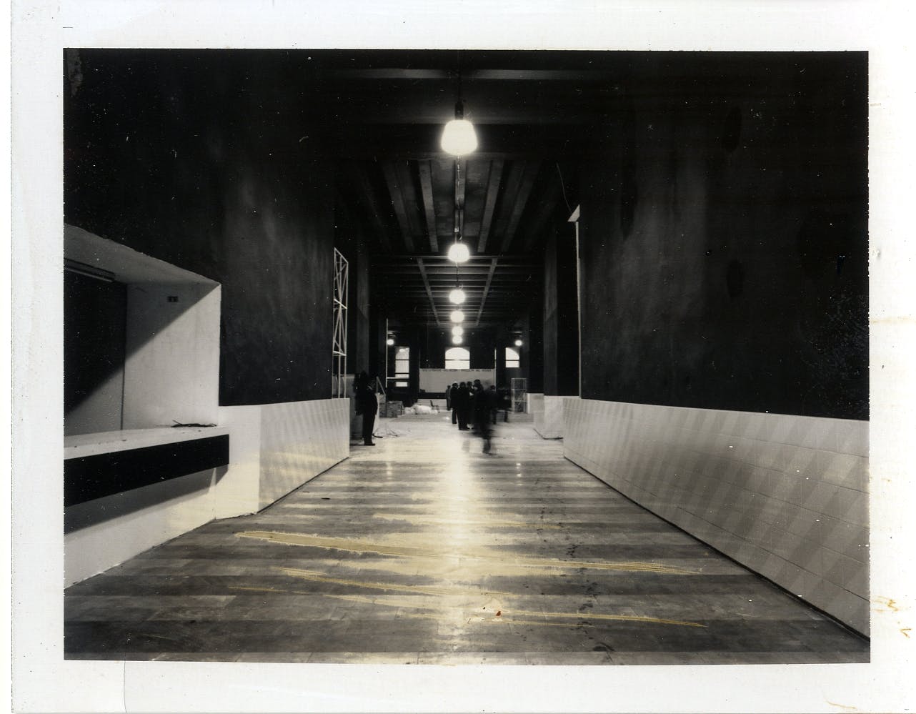 Lavori di allestimento nel Palazzo dell’arte in vista dell’apertura della XVI Triennale, 1979 © © Triennale Milano – Archivi