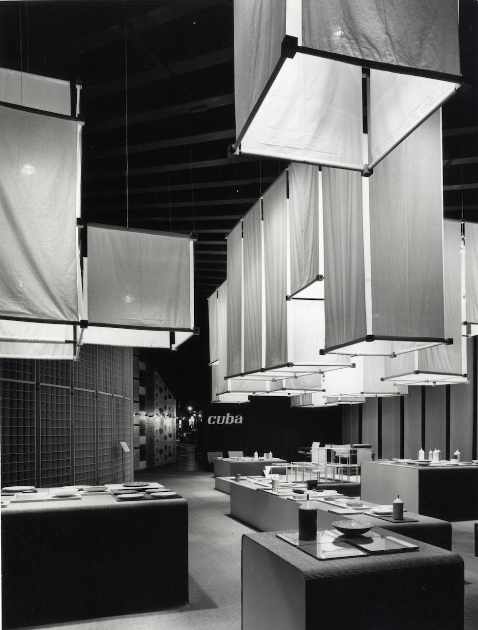 XIV Triennale - Sezioni nazionali - Cuba - Progetto di allestimento di G. Cordoba. Esposizione di oggetti in legno e marmo, 1968 © Publifoto