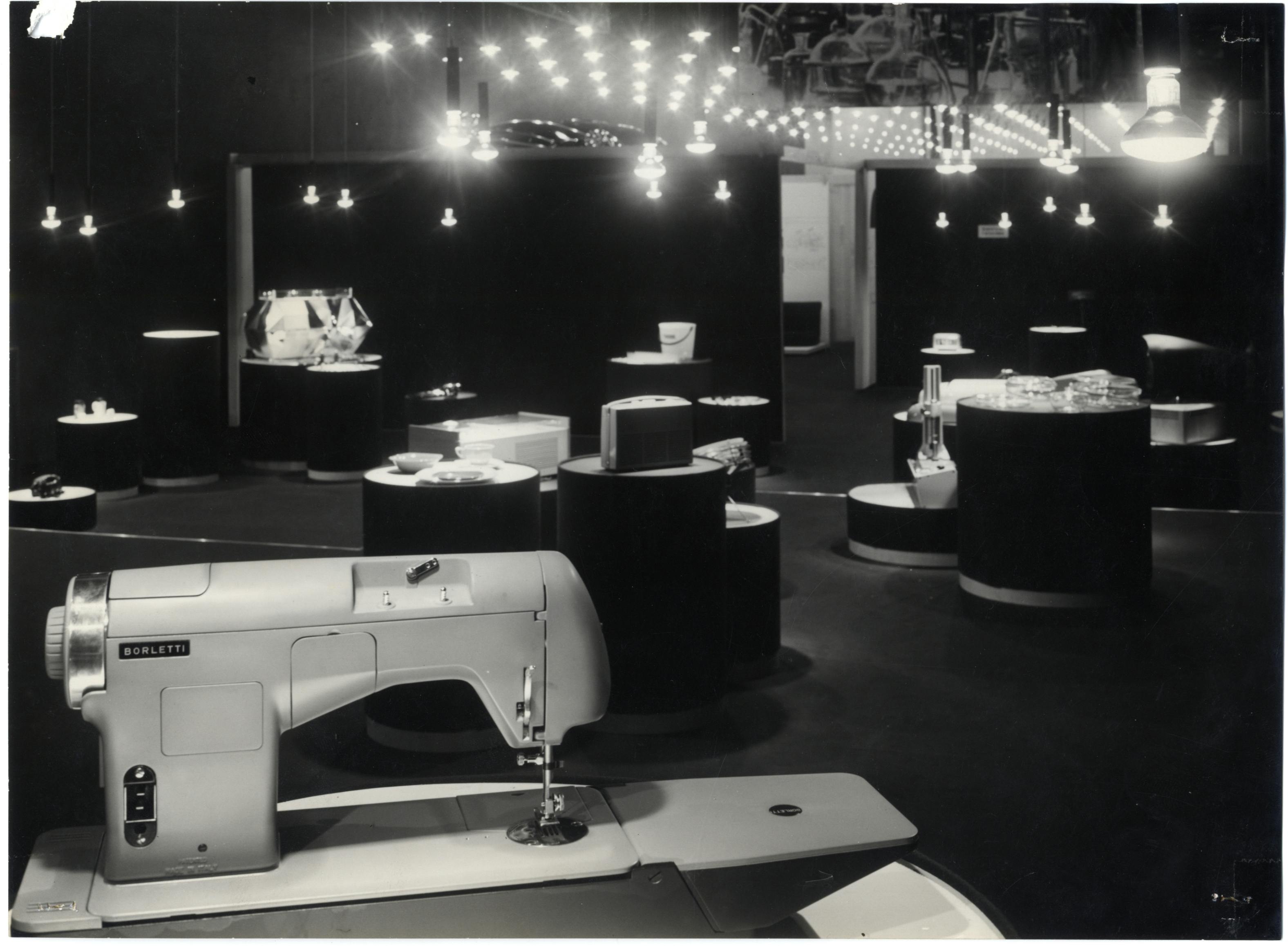 Seconda parte della Mostra internazionale dell'Industrial Design, progetto dell'allestimento degli architetti Sergio Asti, Gianfranco Frattini, grafici Giulio Confalonieri e Ilio Negri. In primo piano macchina da cucire Borletti, 1957 - Triennale Milano