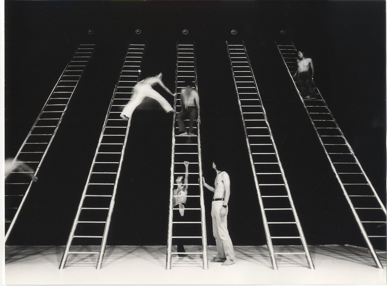 XV Triennale - Gruppo giapponese - Le cinque scale nella sezione giapponese. Allestimento di Kozo Abe, Makio Hasuike, Isao Hosoe, Tsutomu Katayanagi, Tashihiro Miki, Isao Ogawa, 1973 © Shigeru Kijima