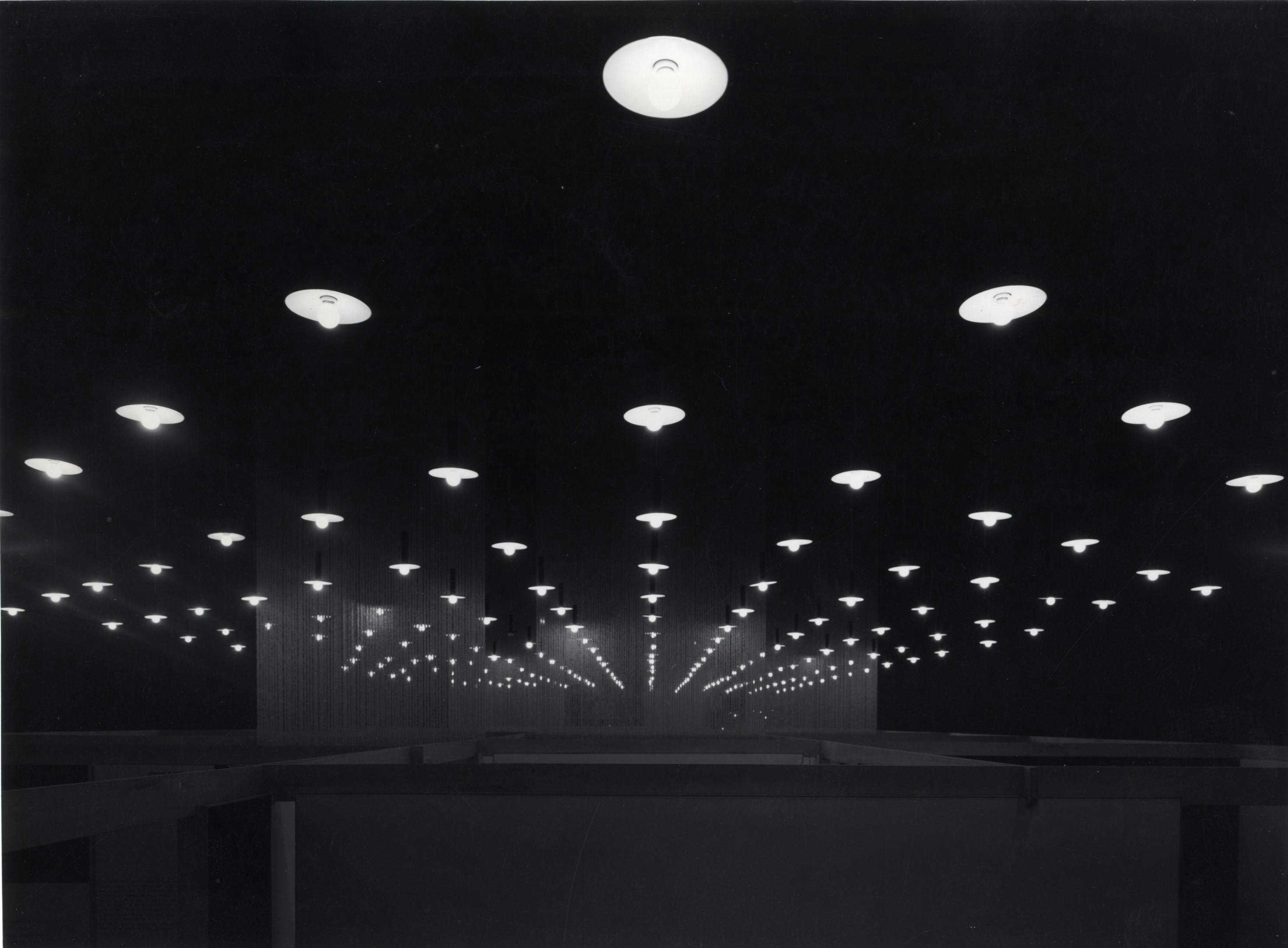Mostra internazionale dell'Industrial Design, progetto dell'allestimento degli architetti Sergio Asti, Gianfranco Frattini, grafici Giulio Confalonieri e Ilio Negri, 1957 - Triennale Milano