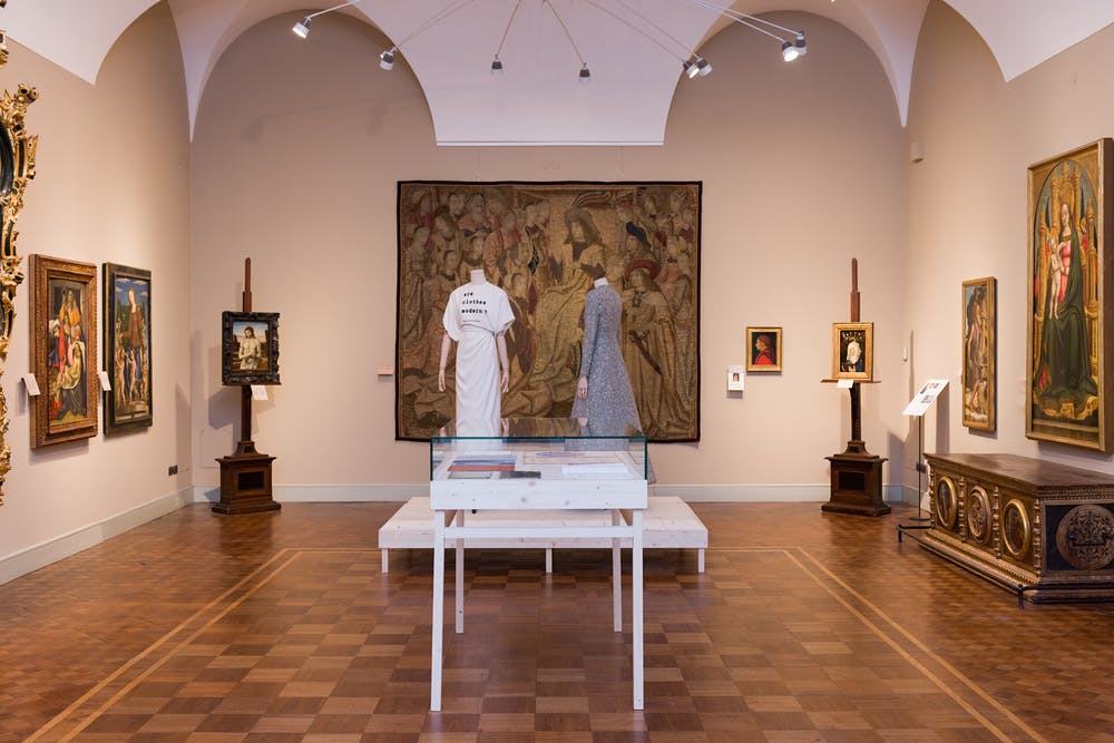 Memos. A proposito della moda in questo millennio. Museo Poldi Pezzoli, salone dorato: Christian Dior Haute Couture FW 2019-20; Giorgio Armani SS 1994. Photo Francesco de Luca – Commesso fotografo