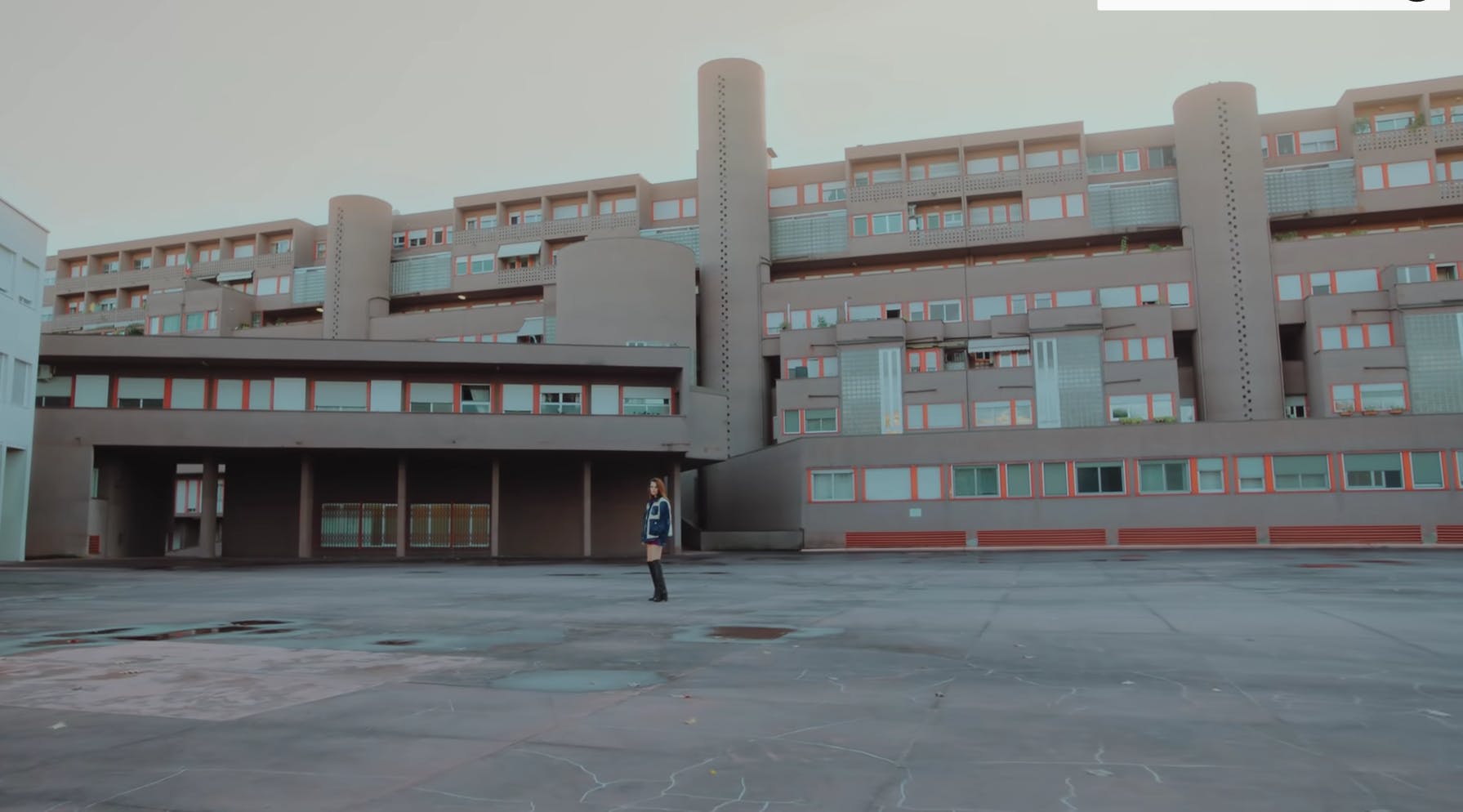 Fermoimmagini dal videoclip Annalisa ‒ Vento sulla luna (feat. Rkomi)