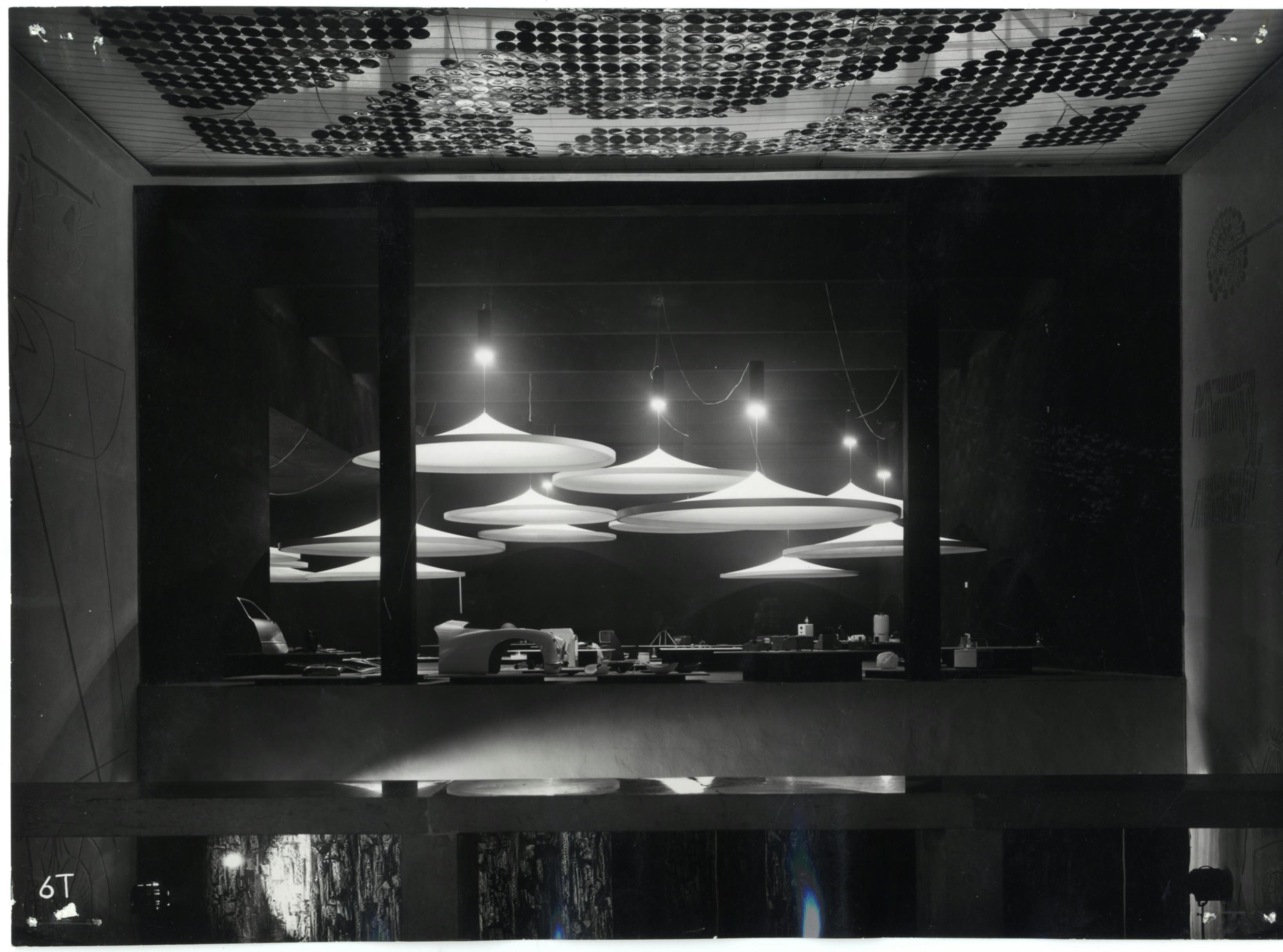 Mostra dell'industrial design vista dal Vestibolo del piano superiore. Soffitto in dischi di vetro soffiato colorati su disegno di Giuseppe Capogrossi. X Triennale, 1954. Foto Fortunati © Triennale Milano