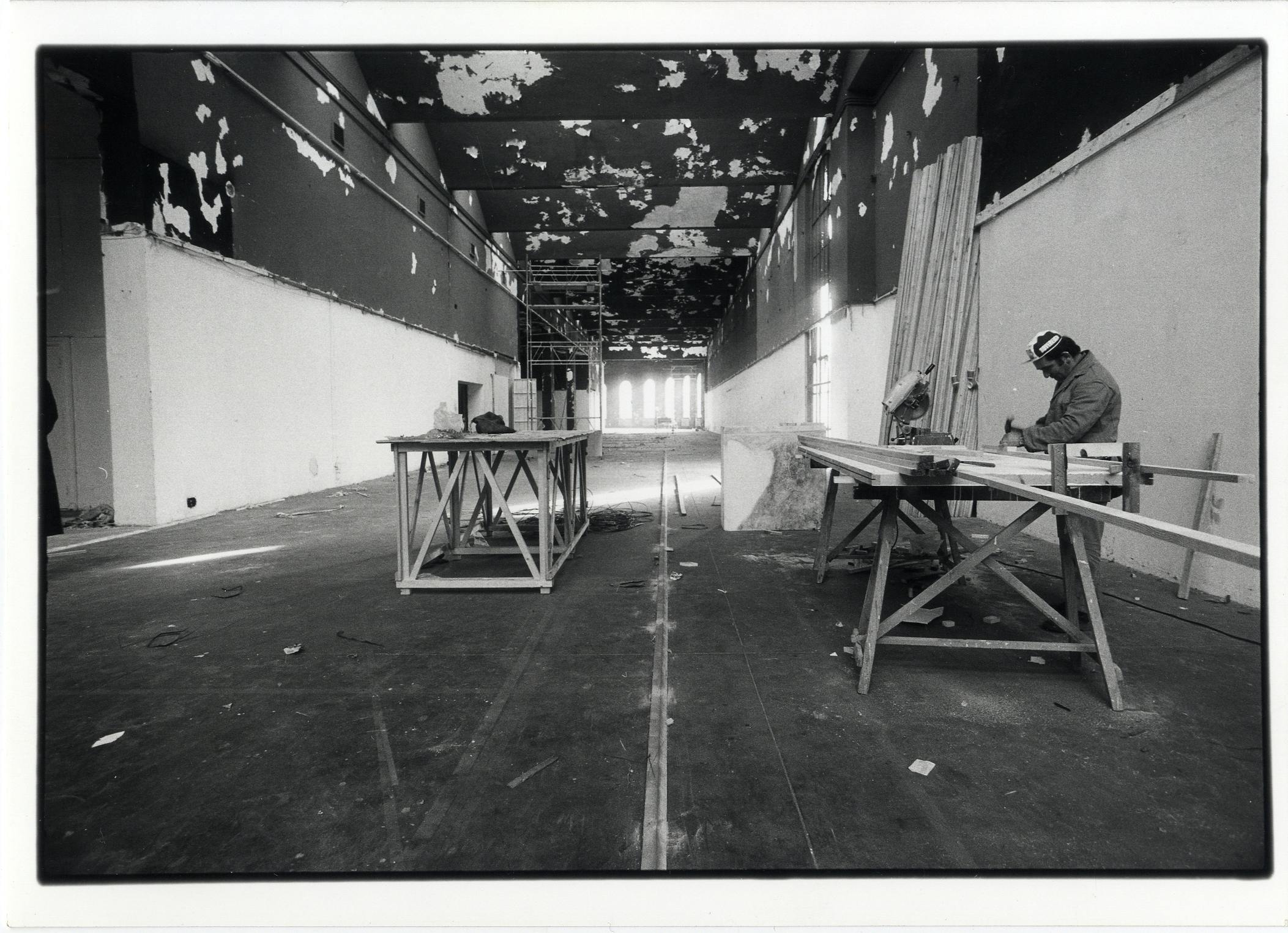 Lavori di allestimento nel Palazzo dell’arte in vista dell’apertura della XVI Triennale, 1979, foto di Luciana Mulas © Triennale Milano – Archivi