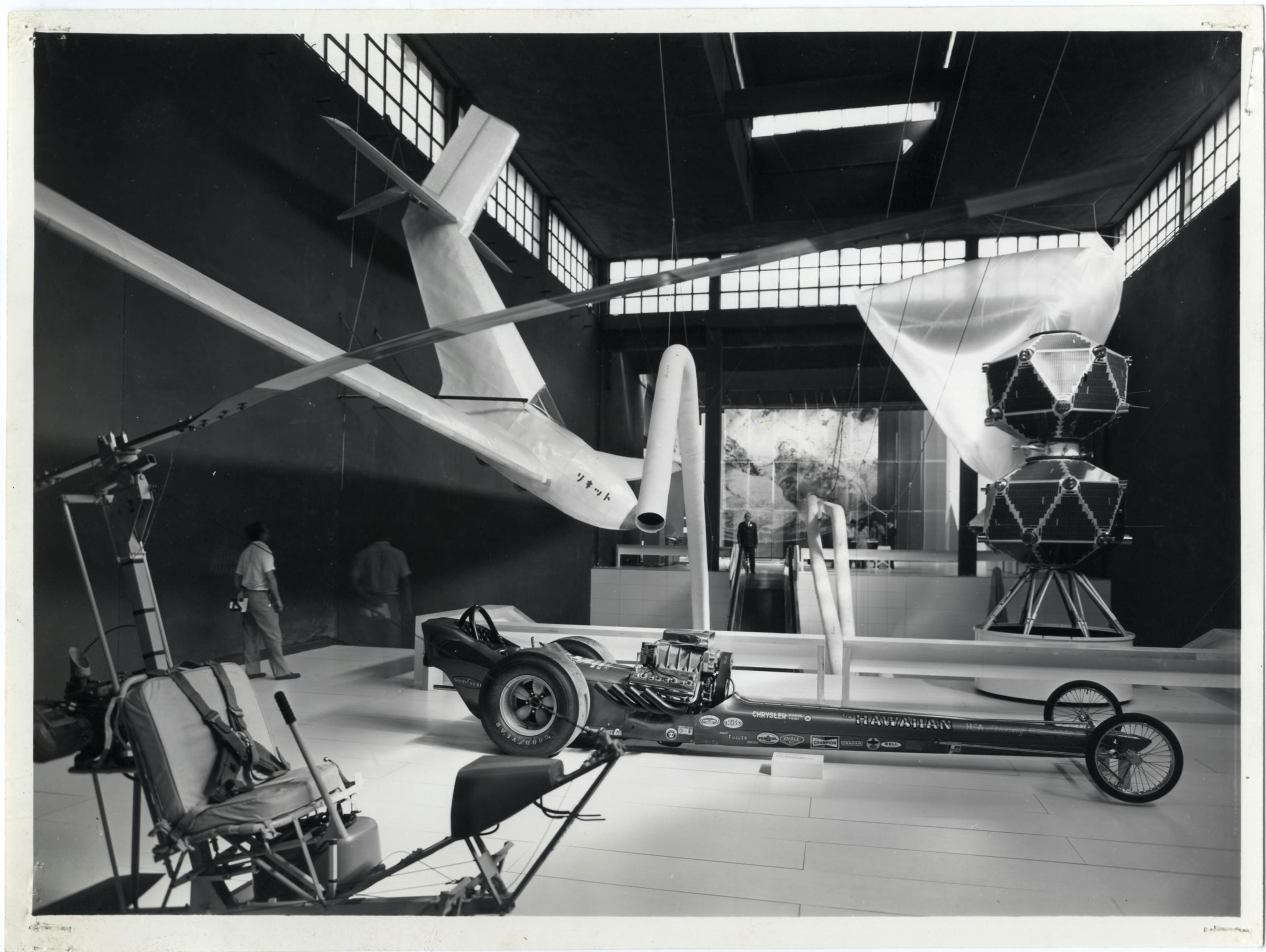 Allestimento sul vestibolo del primo piano di Triennale Milano dell'introduzione alla Mostra del grande numero: Rassegna del prodotto individuale ad alto livello tecnologico, progetto di Pio Manzù, William Lansing Plum e Richard Sapper. XIV Triennale, 1968. foto Ancillotti © Triennale Milano