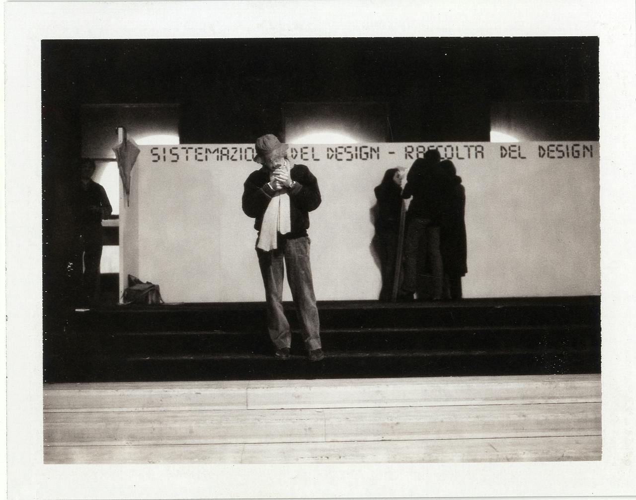 Lavori di allestimento della mostra La sistemazione del design - Inizio di un censimento, verso una raccolta, foto di Fabio Zonta © Triennale Milano – Archivi