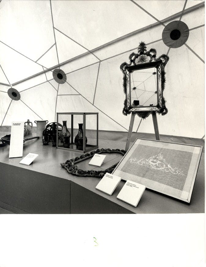 Vedute dell’allestimento della mostra Dov’è l’artigiano, allestita da Enzo Mari durante il terzo ciclo di mostre della XVI Triennale, 1981, foto di Matteo Piazza © Triennale Milano – Archivi