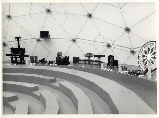 Views of the installation of the exhibition Dov’è l’artigiano, set up by Enzo Mari during the third series of exhibitions for the XVI Triennale, 1981, photo by Benvenuto Saba © Triennale Milano – Archivi 