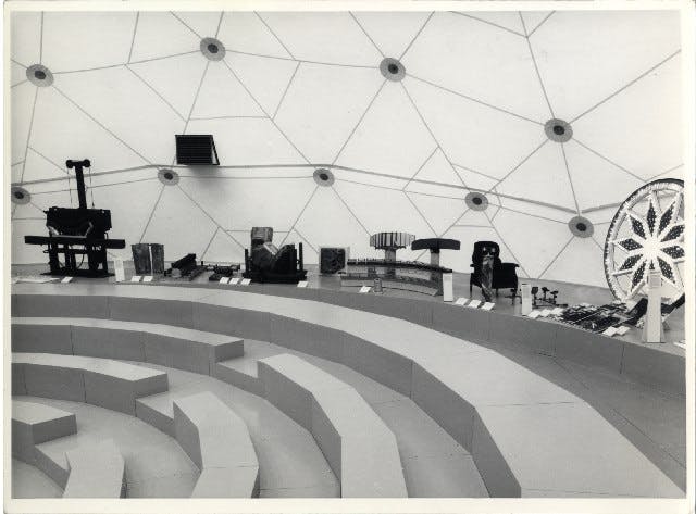 Vedute dell’allestimento della mostra Dov’è l’artigiano, allestita da Enzo Mari durante il terzo ciclo di mostre della XVI Triennale, 1981, foto di Benvenuto Saba © Triennale Milano – Archivi