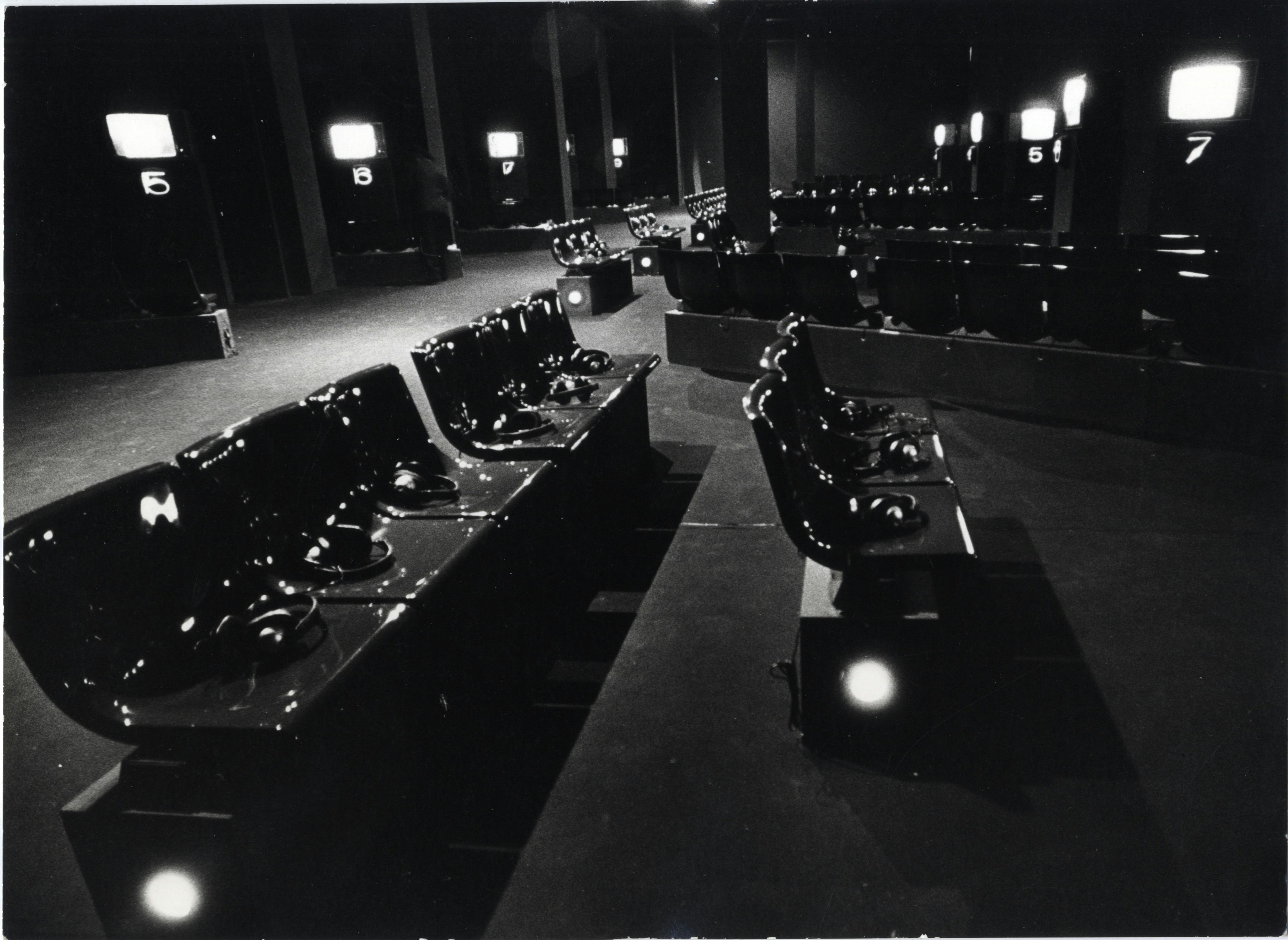 Sala video della Mostra internazionale dell'industrial design, a cura di Ettore Sottsass jr., con la collaborazione di Andrea Branzi, 1973. Foto Publifoto © Triennale Milano