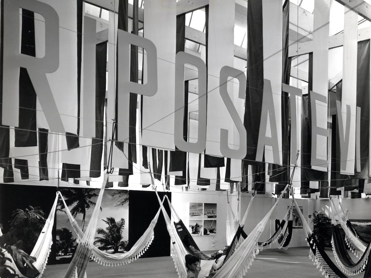 XIII Triennale - Sezione del Brasile - Progetto dell'allestimento degli architetti Maria Elisa Costa, Sergio Porto e Homero Leite, 1964 © Publifoto