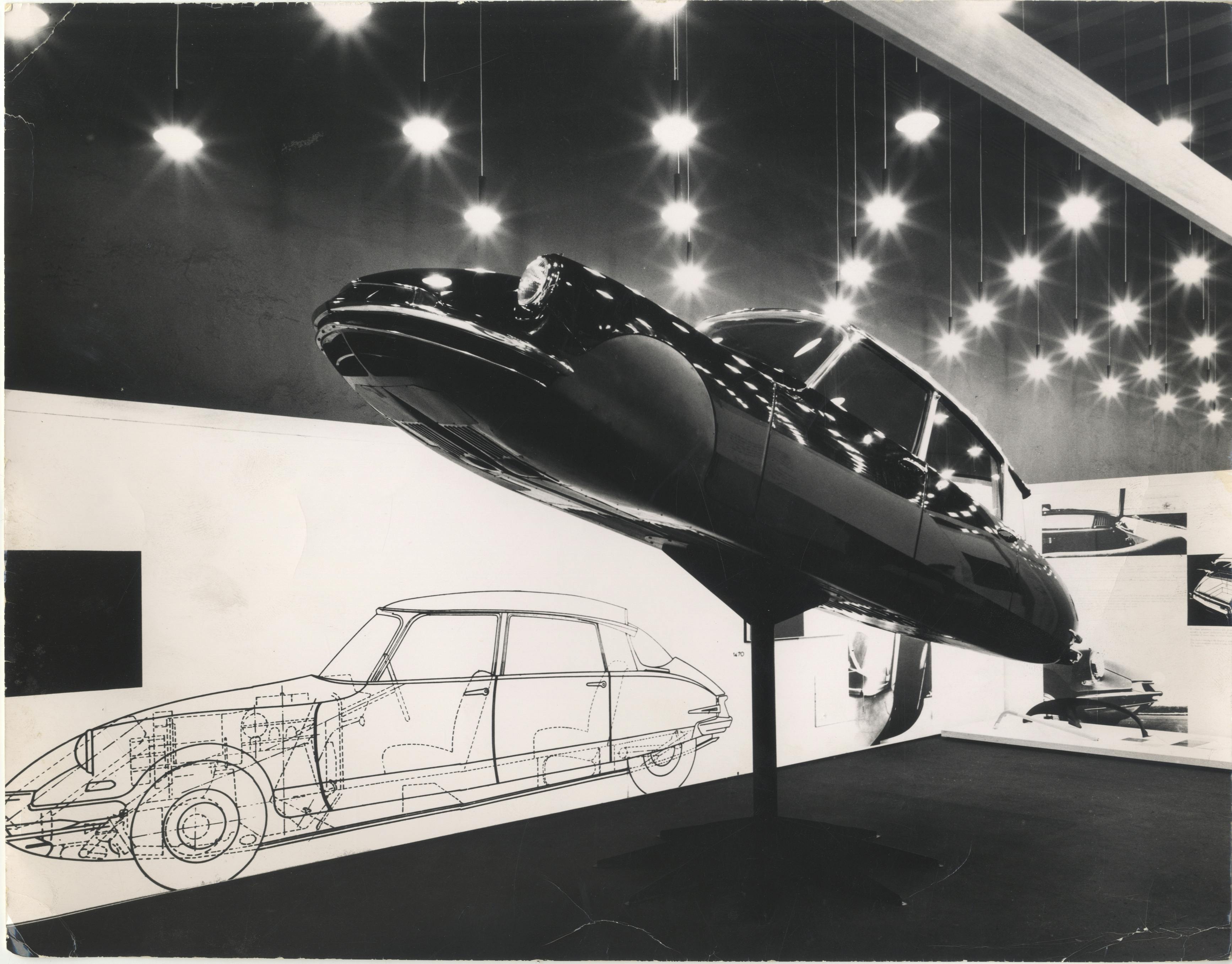 La Citroen DS19 nella Mostra internazionale dell'Industrial Design, XI Triennale, 1957. Foto Fotogramma © Triennale Milano