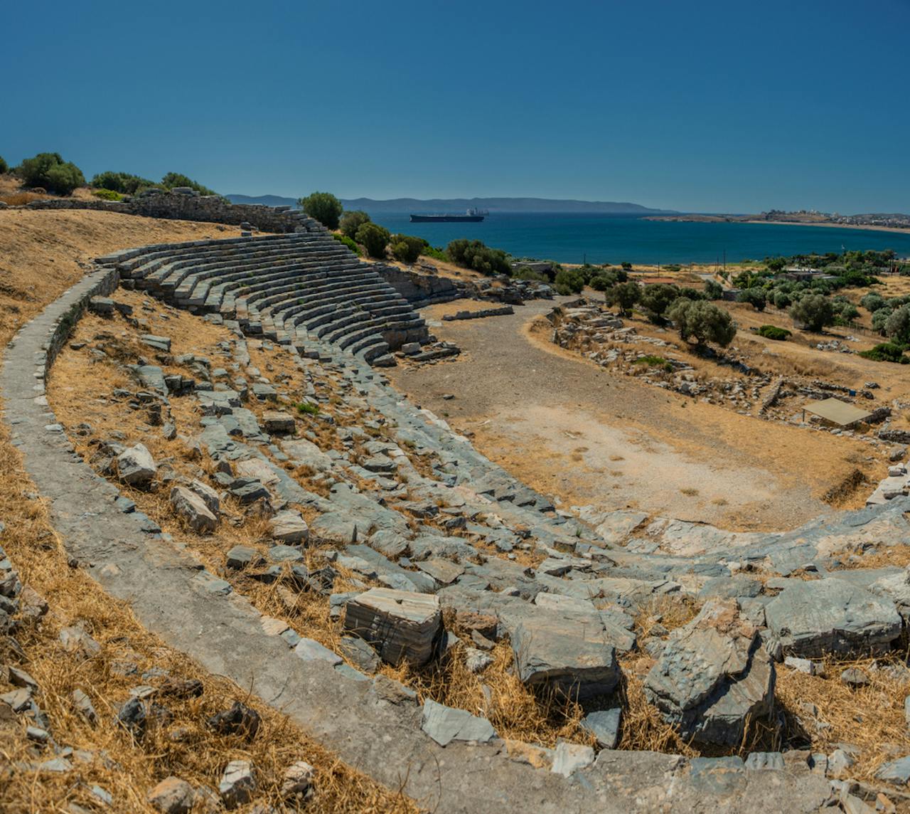 Il teatro di Thorikos realizzato in età arcaica © listooo.com