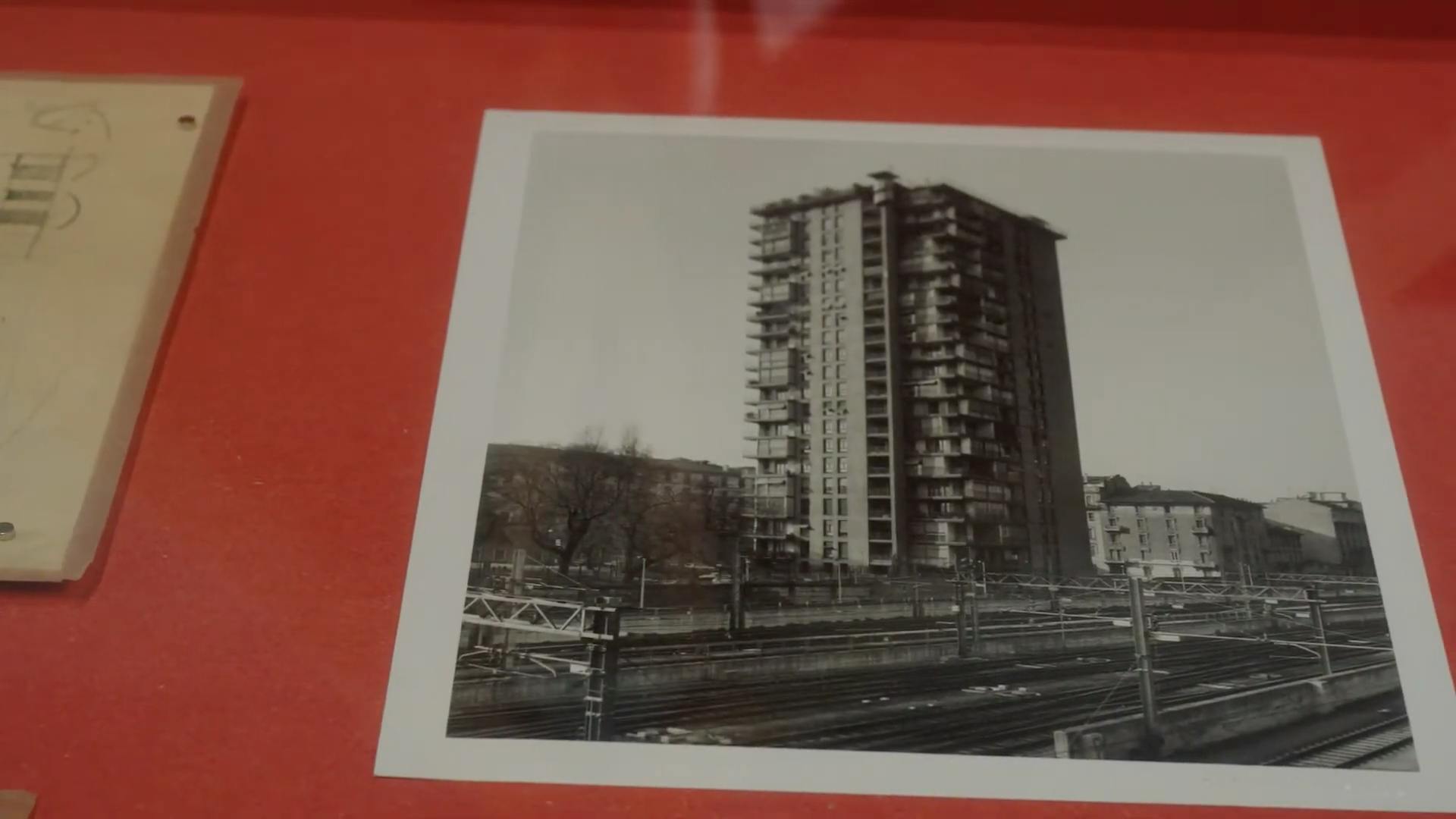 Fermi immagine dallo shortdoc Vico Magistretti. Architetto milanese – Un dialogo tra Gabriele Neri e Stefano Boeri