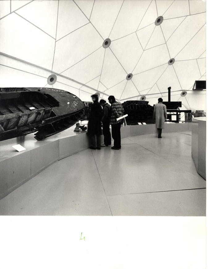 Vedute dell’allestimento della mostra Dov’è l’artigiano, allestita da Enzo Mari durante il terzo ciclo di mostre della XVI Triennale, 1981, foto di Matteo Piazza © Triennale Milano – Archivi