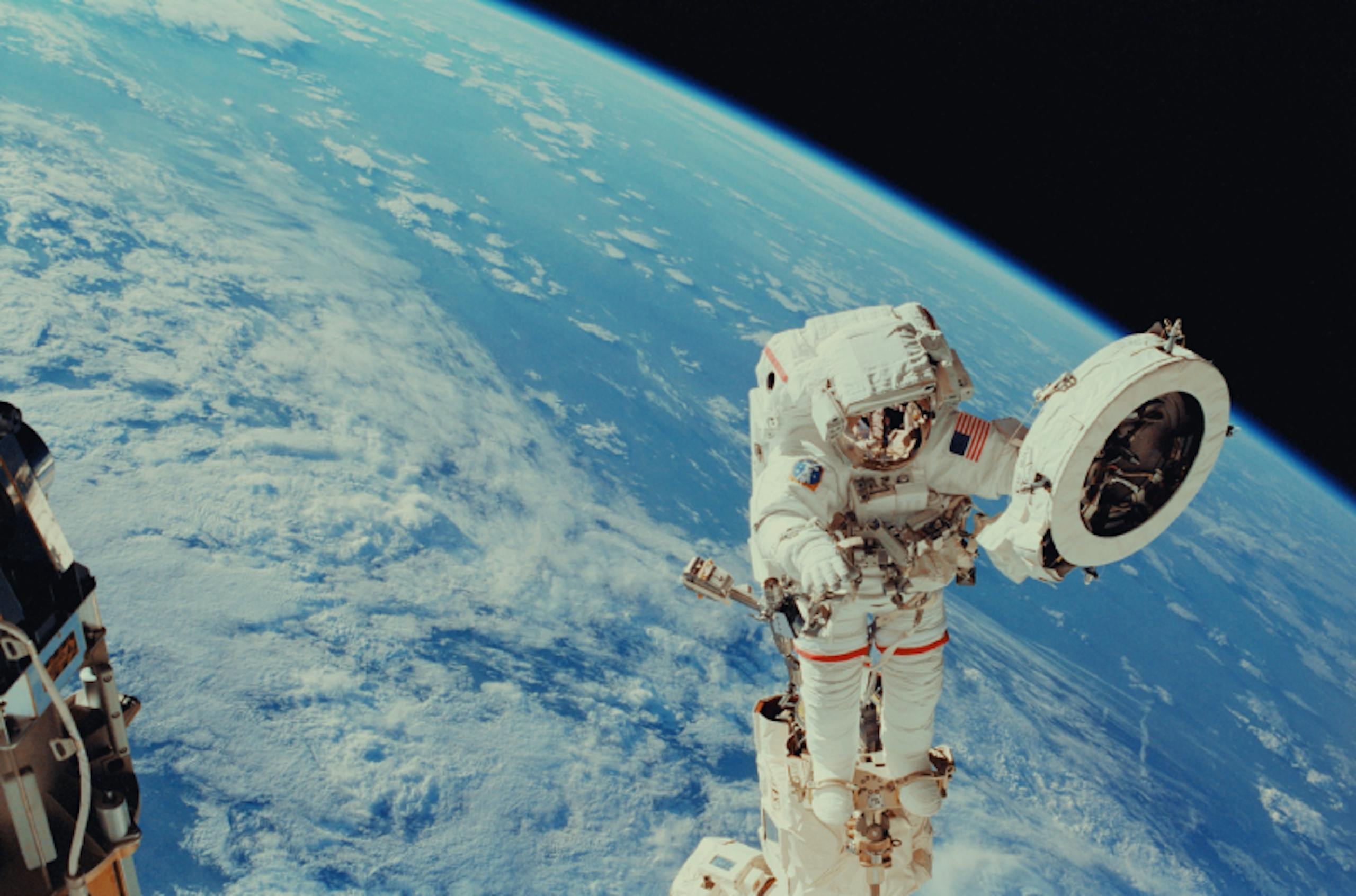  L'astronauta Franklin R. Chang-Diaz lavora con un rampino durante l'attività extraveicolare per eseguire lavori sulla Stazione Spaziale Internazionale © NASA