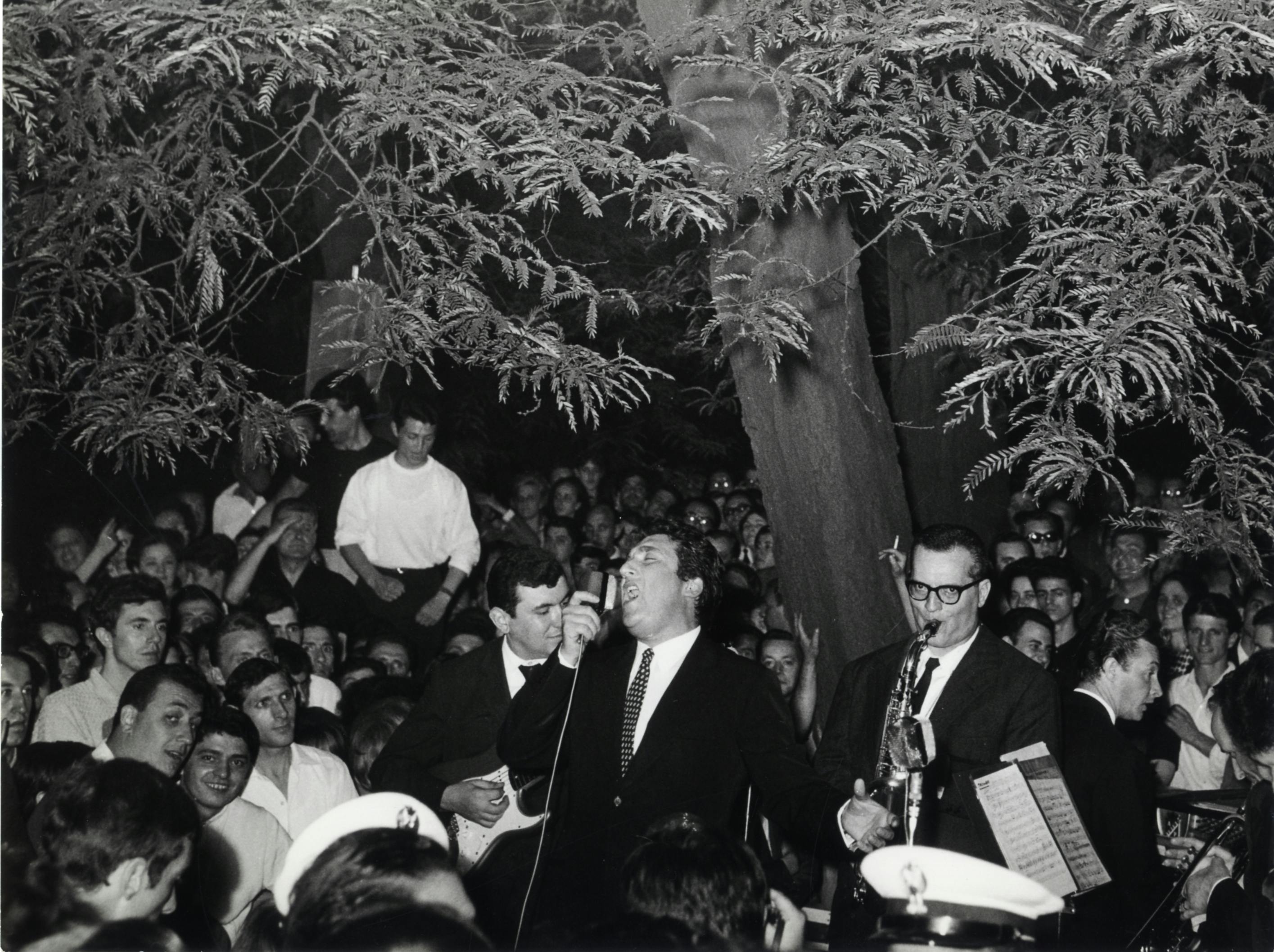 1964, XIII Triennale, Toni Dallara during an evening show in the garden of Triennale