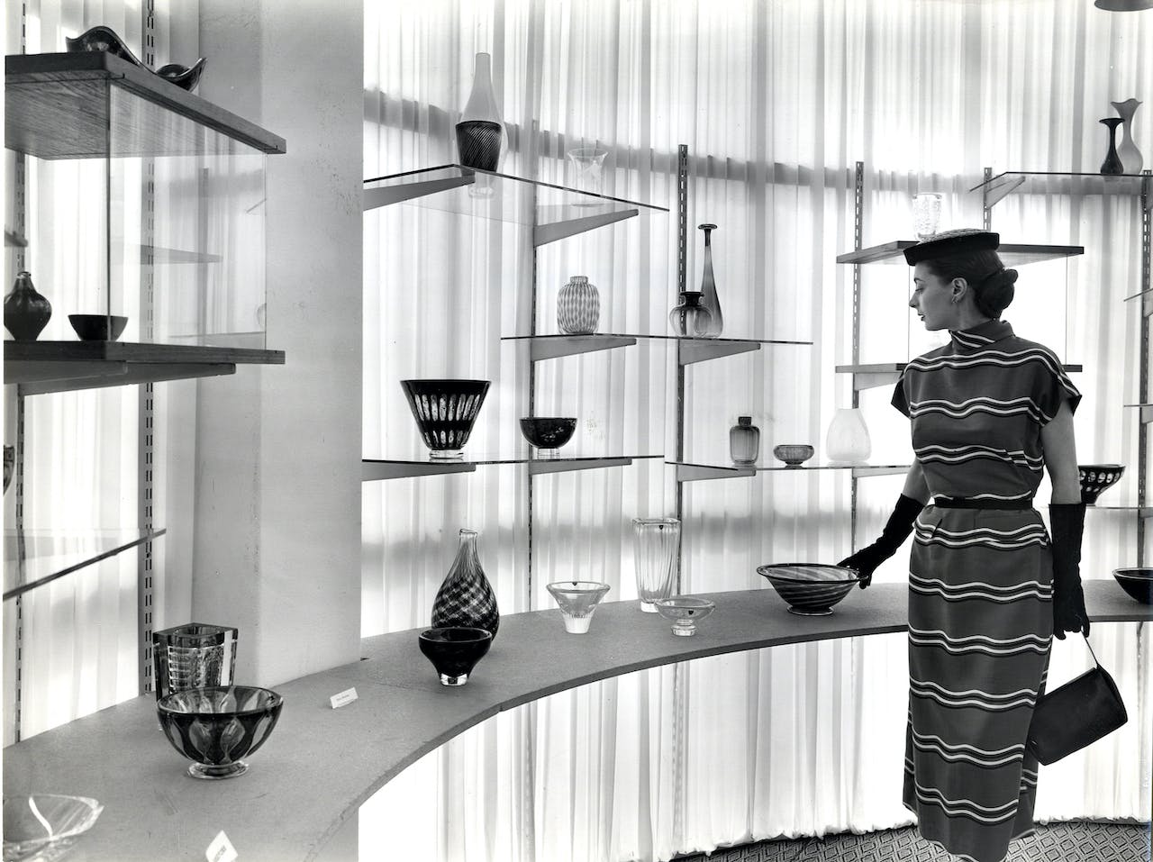 IX Triennale - Sezioni estere - Una modella posa nella sezione Orrefors della Svezia, 1951 © Farabola