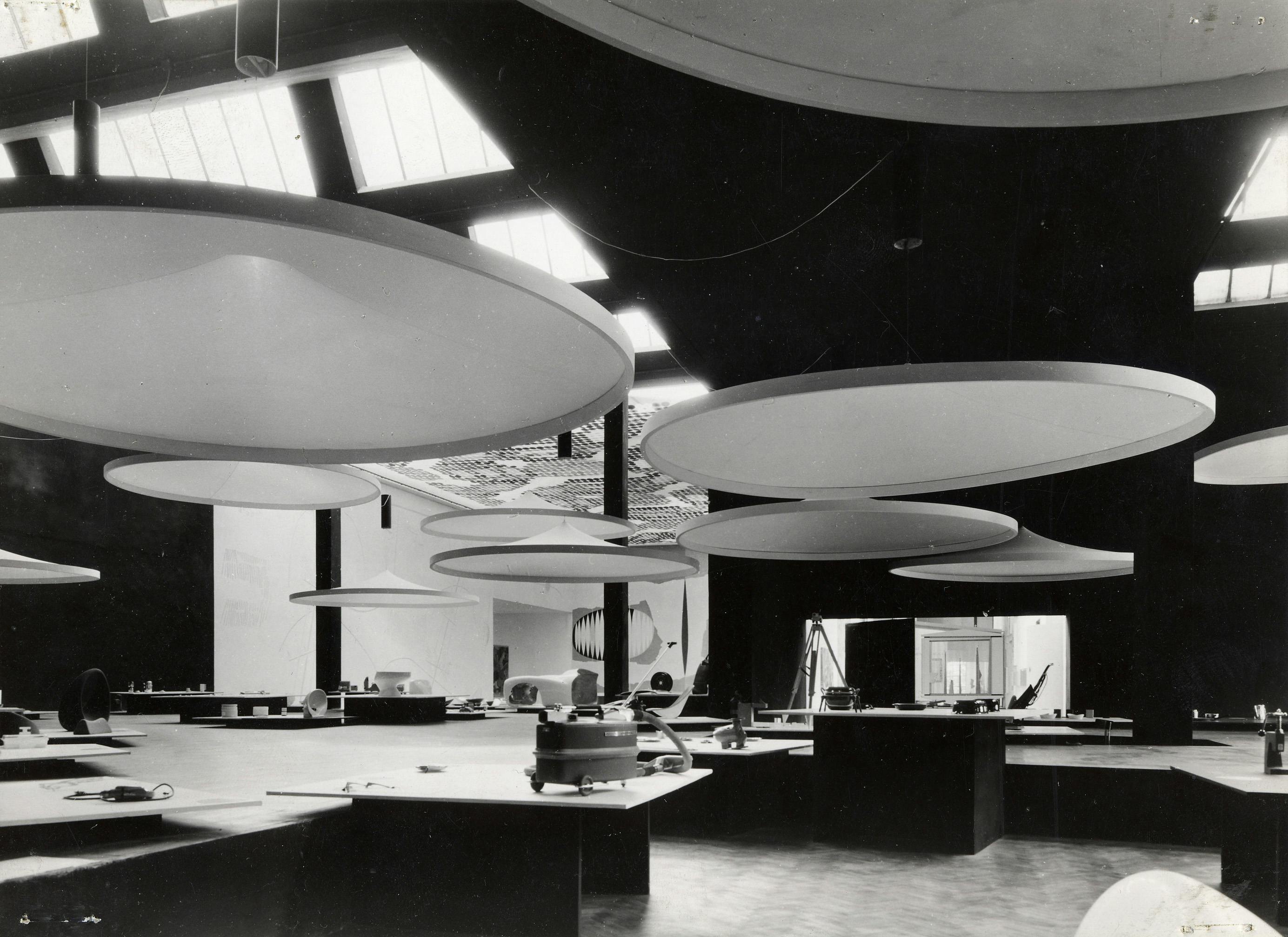 Mostra dell'industrial design vista dal Vestibolo del piano superiore. Soffitto in dischi di vetro soffiato colorati su disegno di Giuseppe Capogrossi. X Triennale, 1954. Foto Fortunati © Triennale Milano