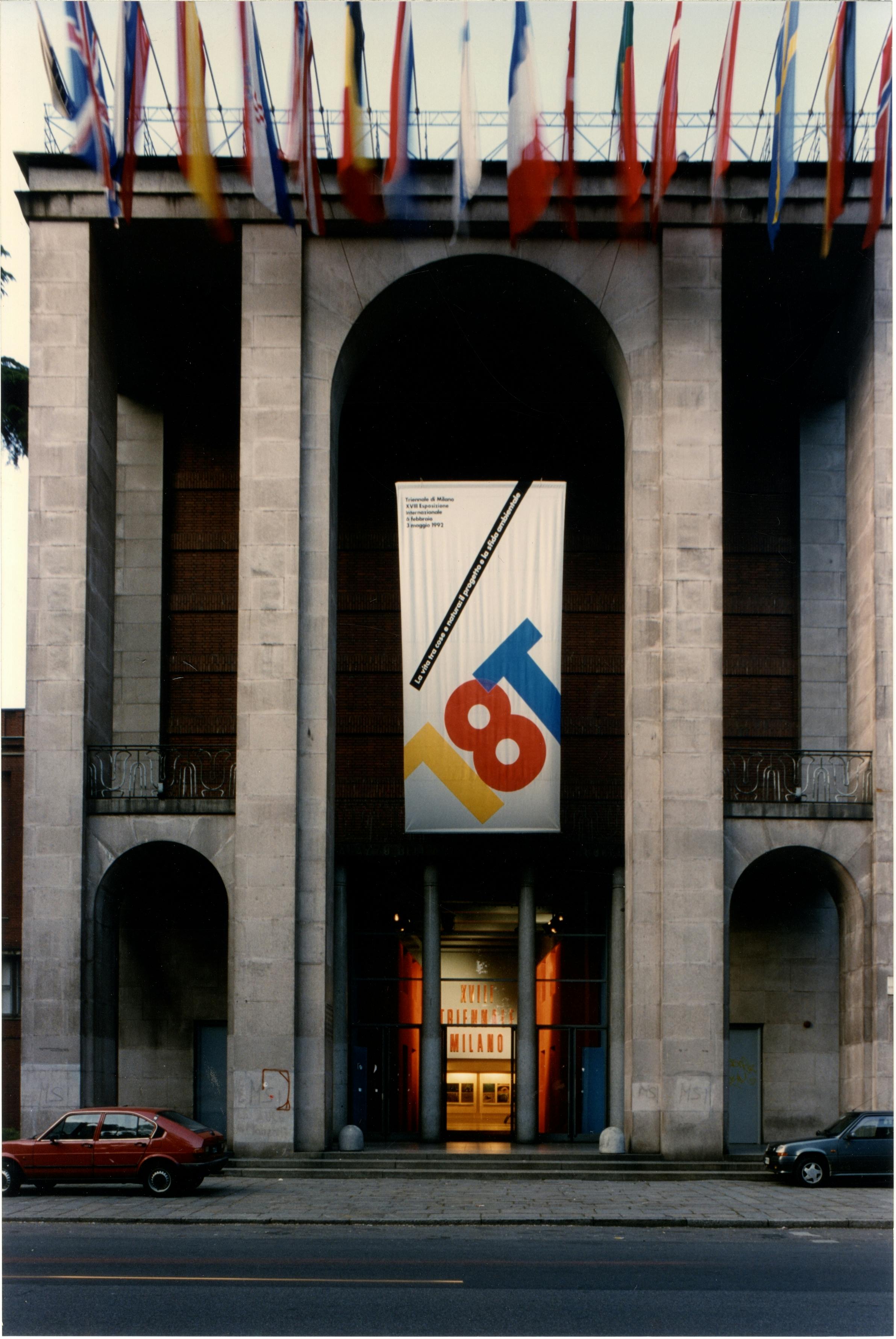 1992, XVIII Triennale, facciata d'ingresso al Palazzo dell'Arte, manifesto ufficiale disegnato da Bob Noorda