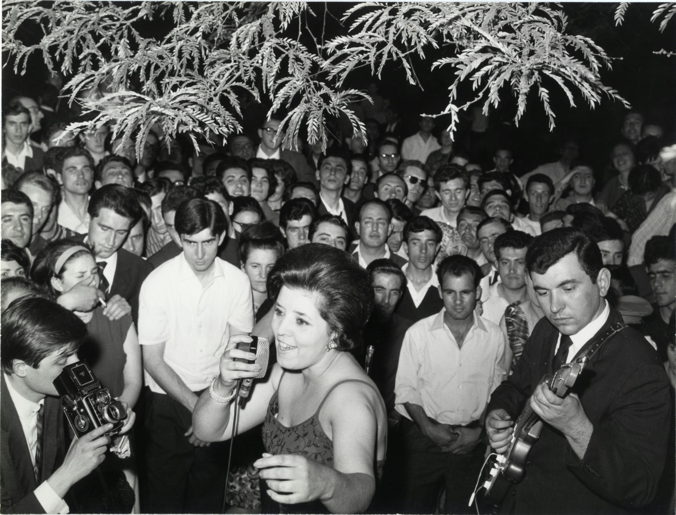 1964, XIII Triennale, Wilma De Angelis during an evening show in the garden of Triennale