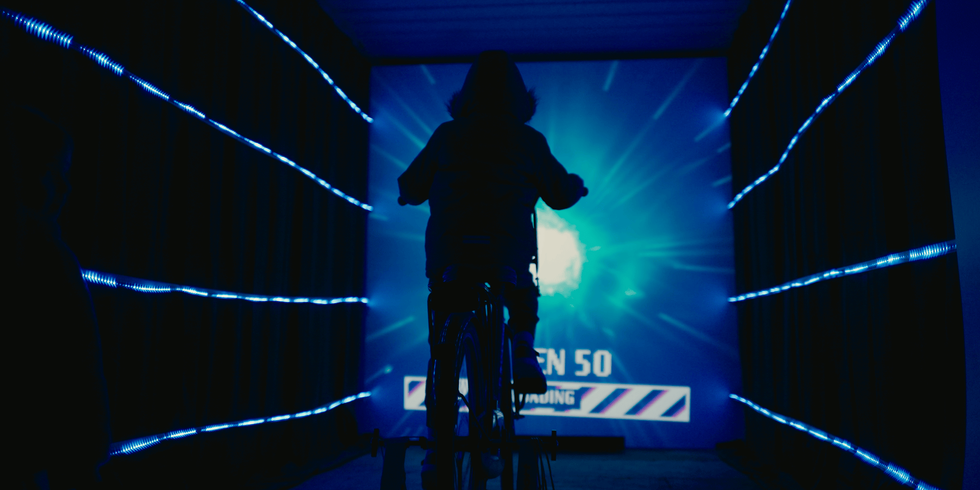 Een jongen fietst in een zeecontainer