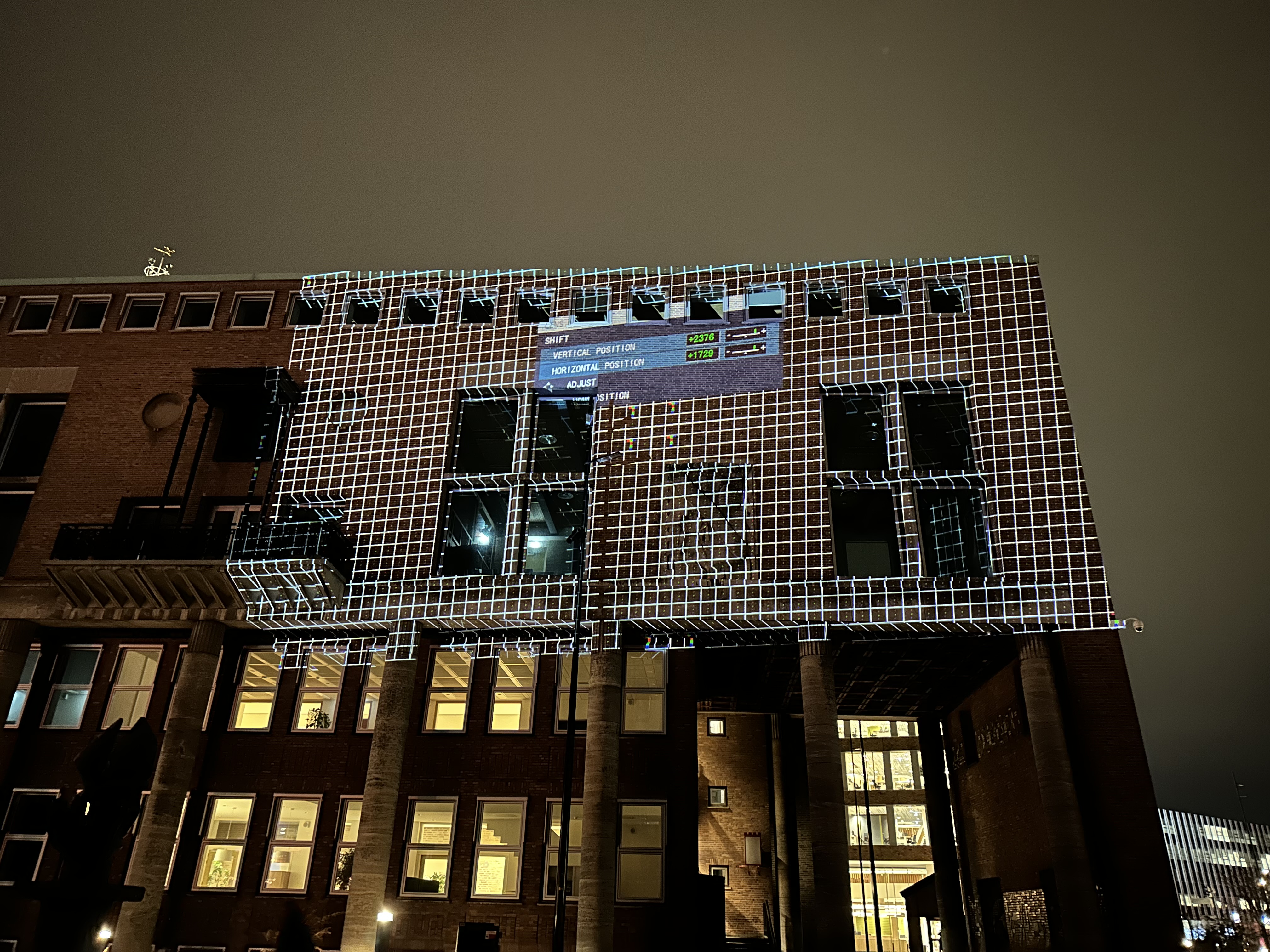 Lijnen geprojecteerd op het stadhuis van Hengelo