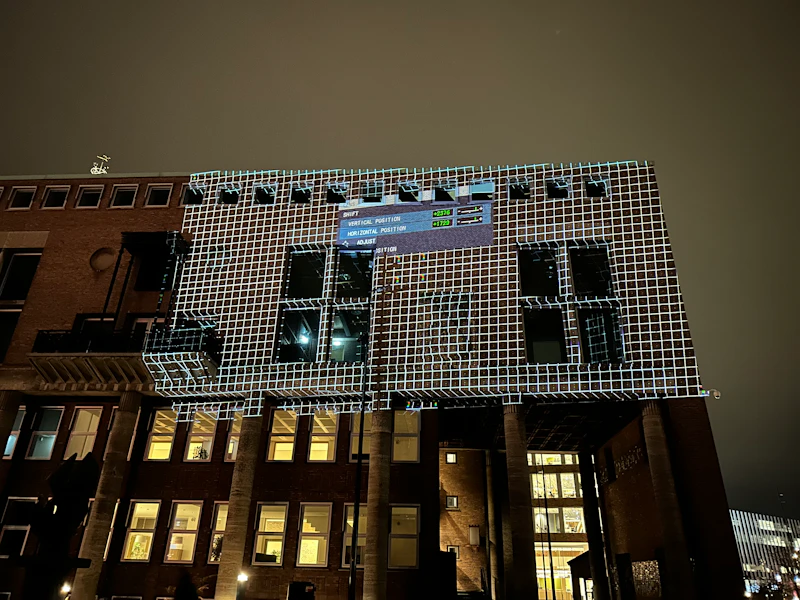 Lijnen geprojecteerd op het stadhuis van Hengelo