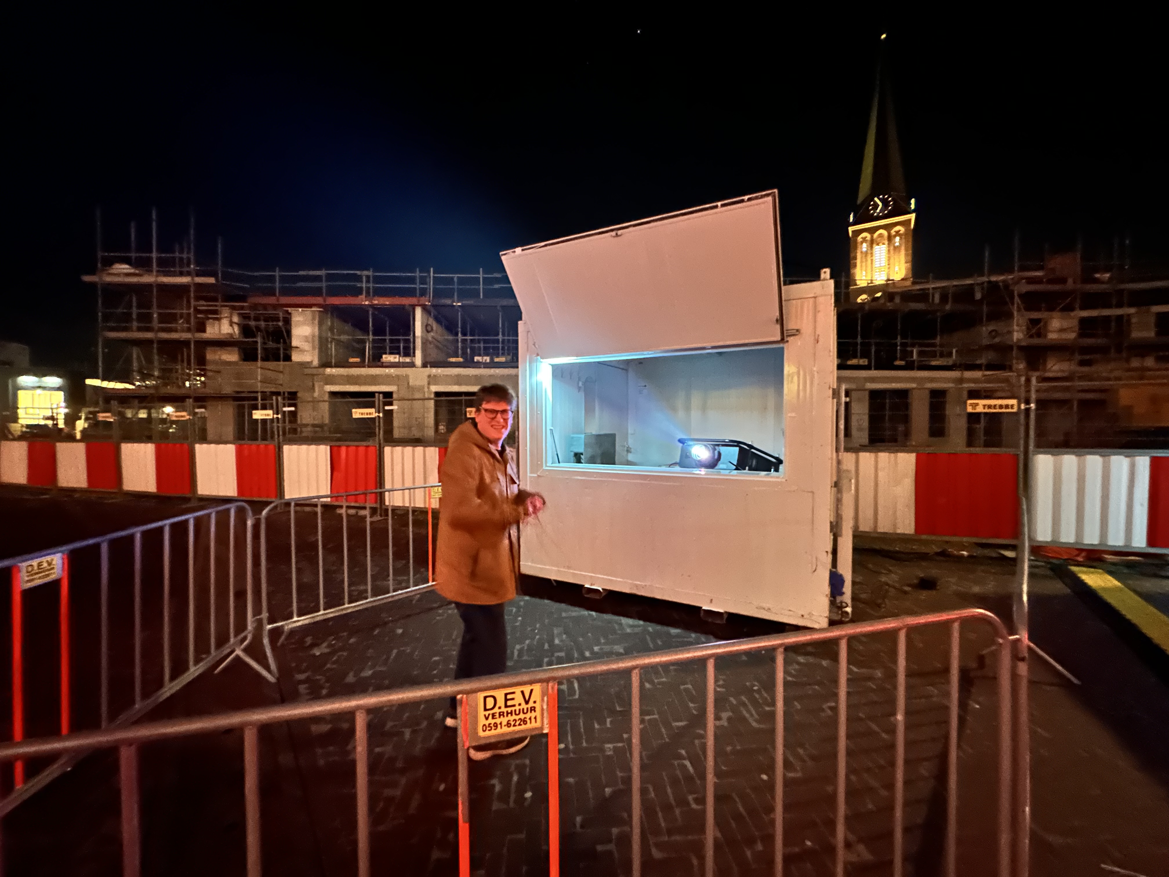 Rense Notenboom staat voor een projector