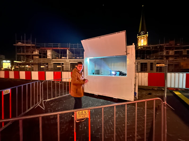Rense Notenboom staat voor een projector