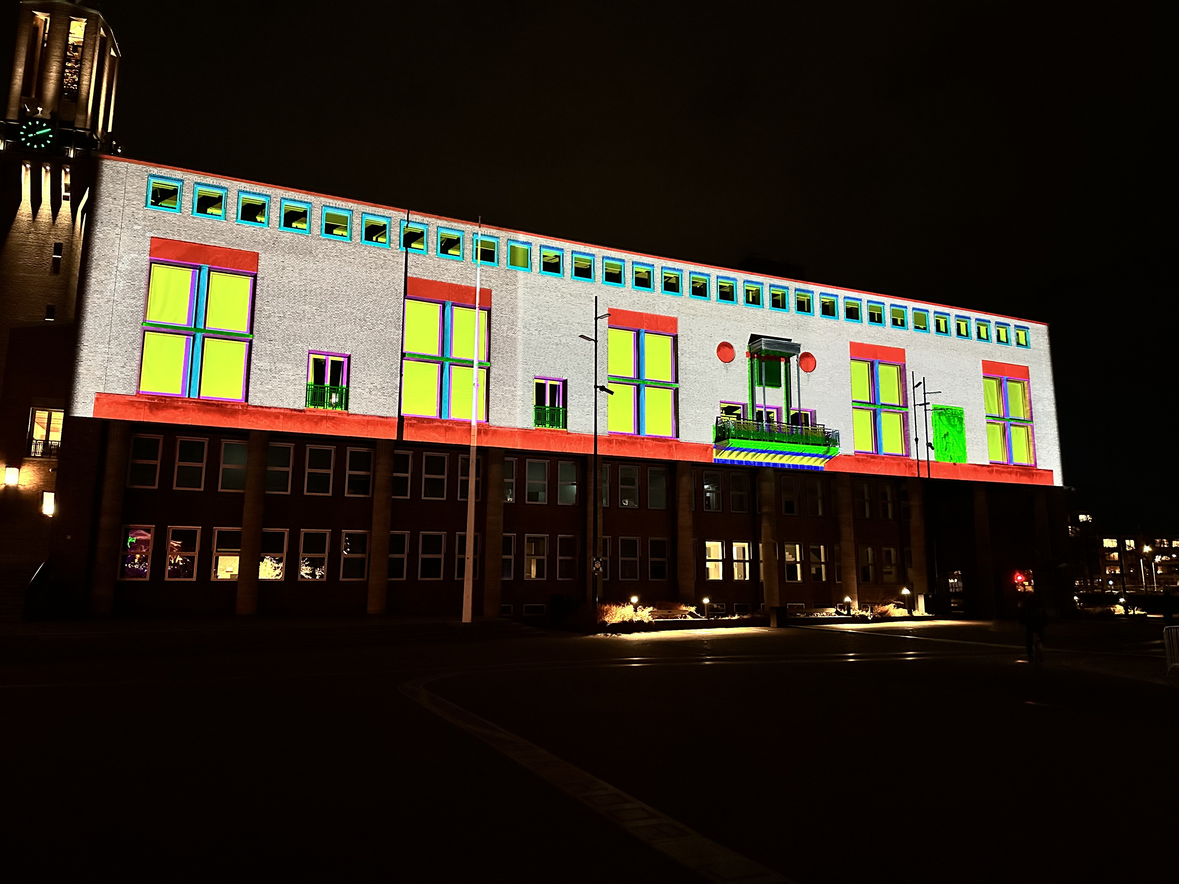 Een pixelmap geprojecteerd op het stadhuis van Hengelo