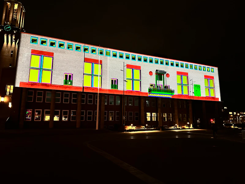 Een pixelmap geprojecteerd op het stadhuis van Hengelo