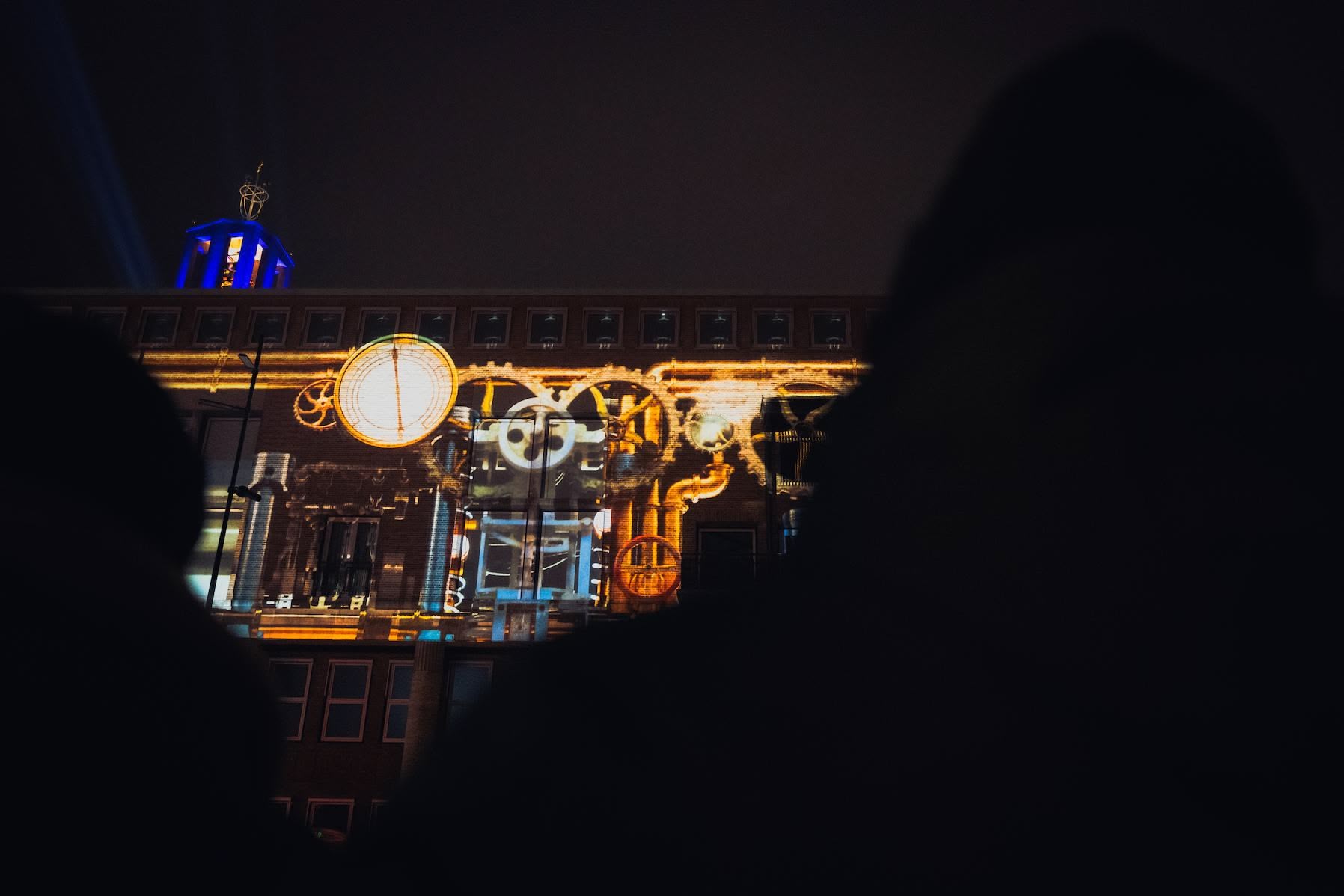 Een stoommachine geprojecteerd op het stadhuis van Hengelo