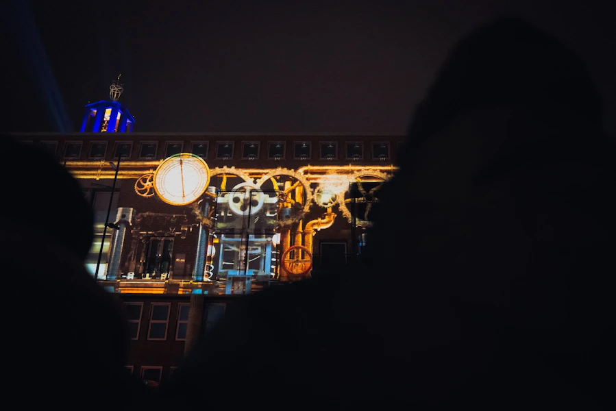 Een stoommachine geprojecteerd op het stadhuis van Hengelo