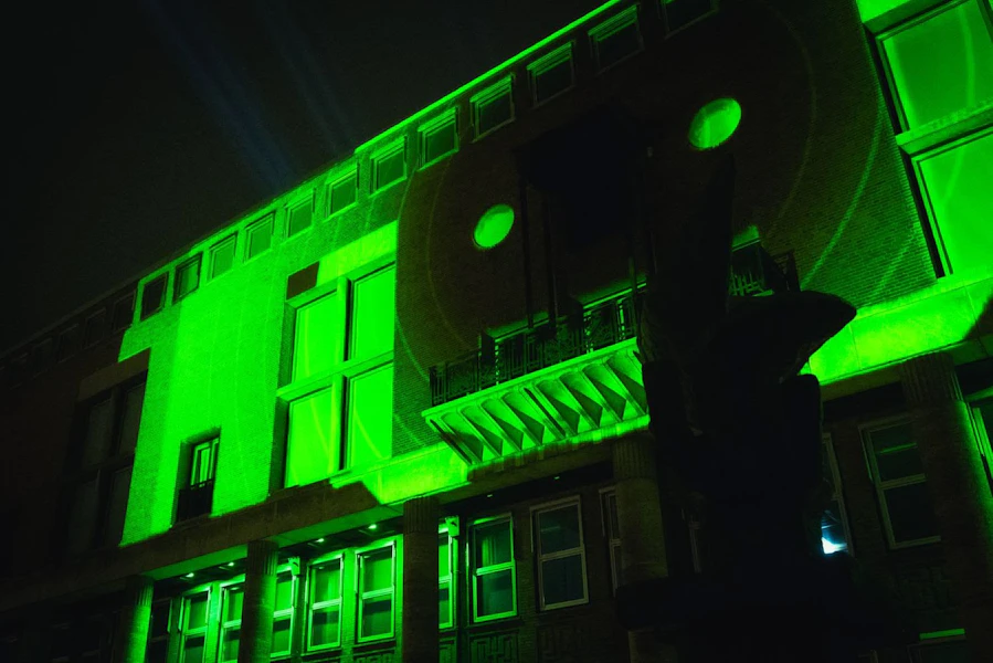 Een radar puls geprojecteerd op het stadhuis van Hengelo