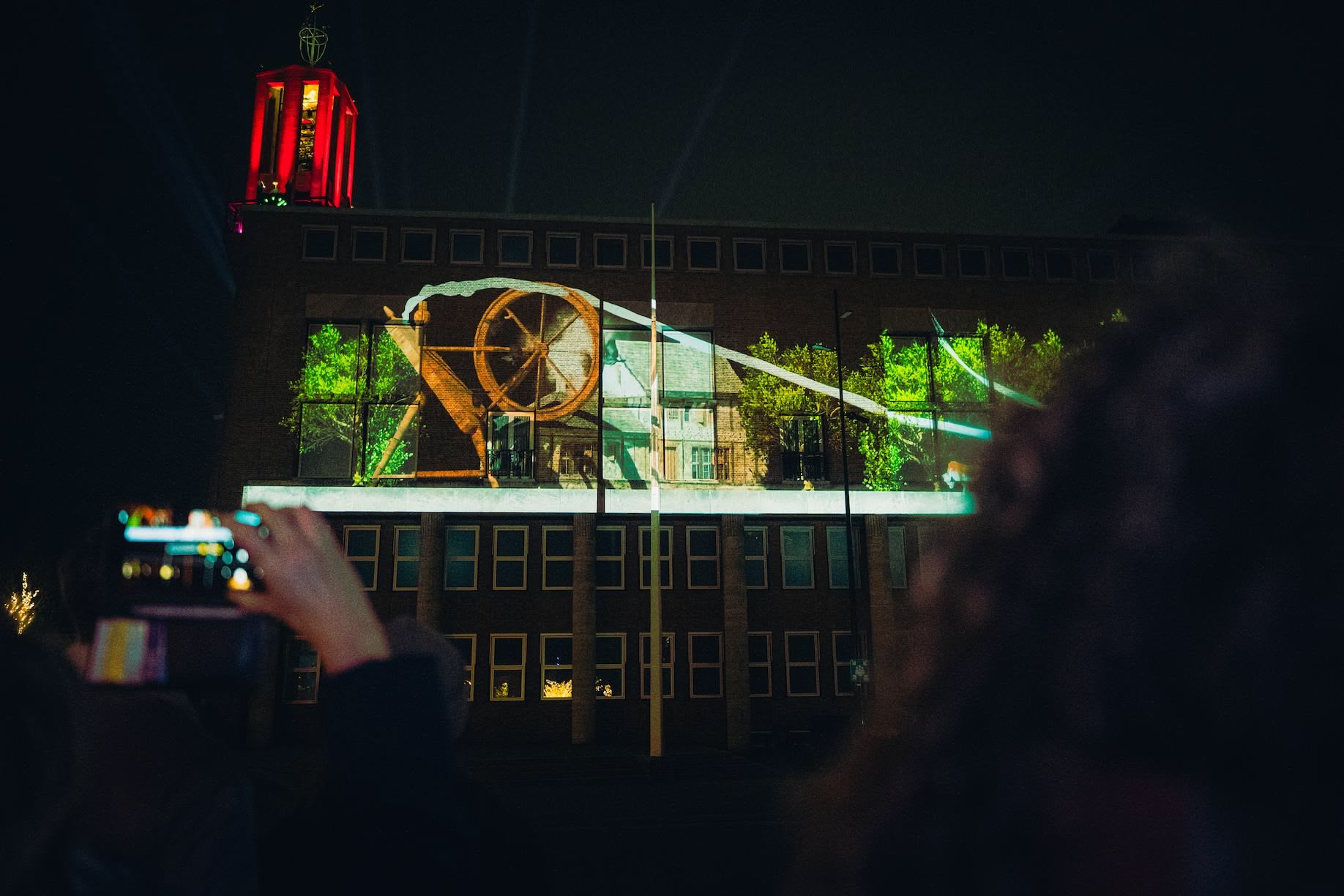 Een vlas spinnenwiel geprojecteerd op het stadhuis van Hengelo