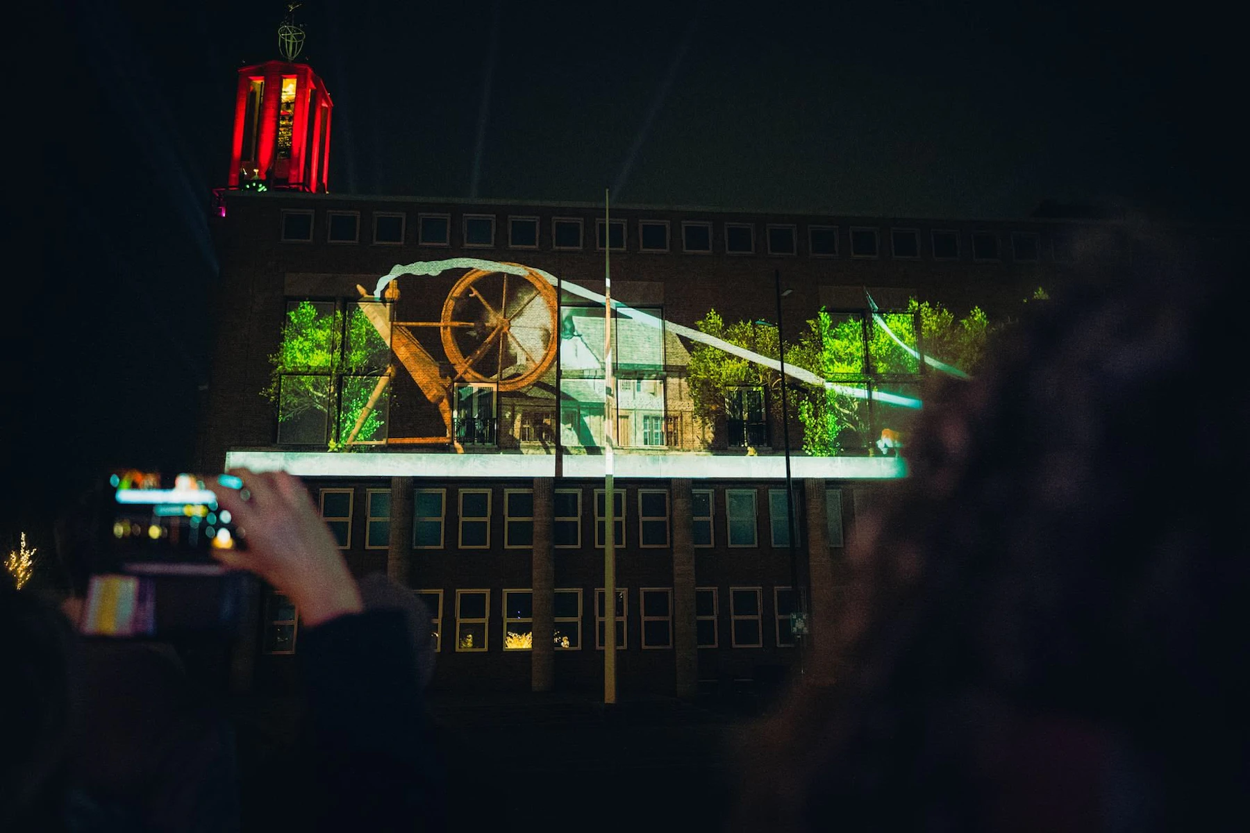 Een vlas spinnenwiel geprojecteerd op het stadhuis van Hengelo