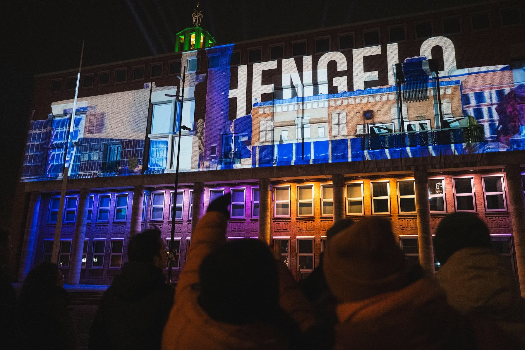De skyline van Hengelo geprojecteerd op het stadhuis van Hengelo