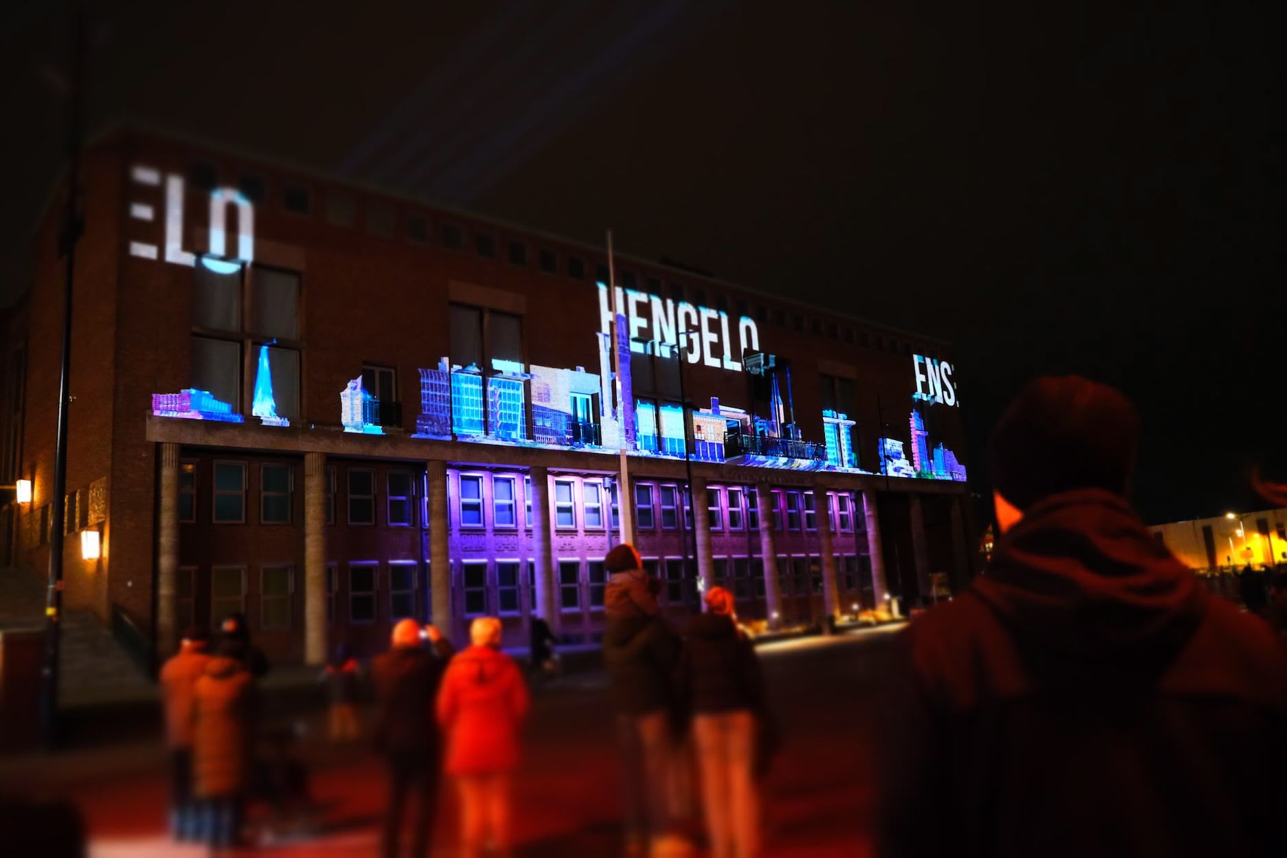 De skyline van Hengelo geprojecteerd op het stadhuis van Hengelo