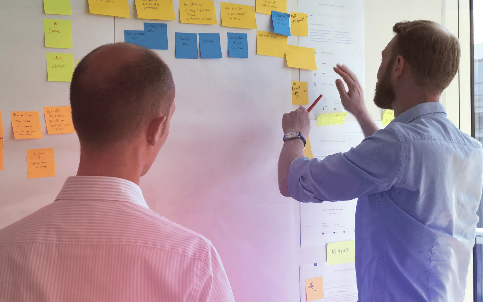 Twee personen die voor een whiteboard staan