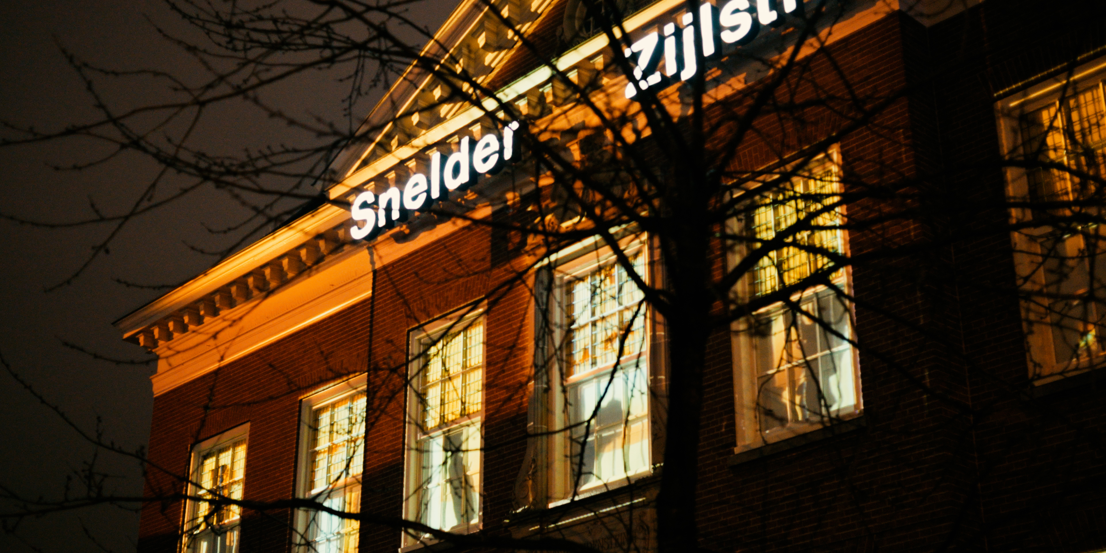 Snel Zijlstra gebouw met licht