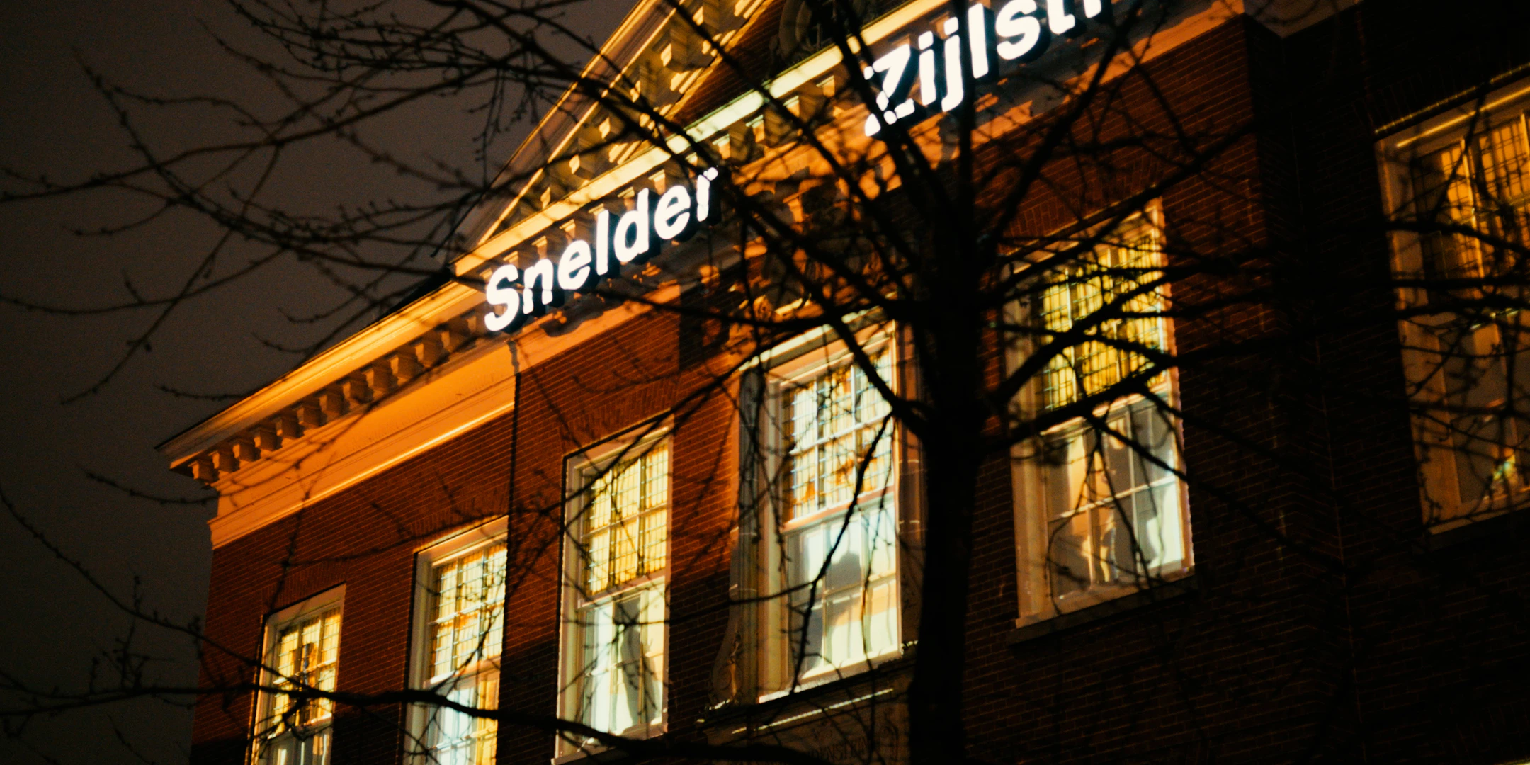 Snel Zijlstra gebouw met licht