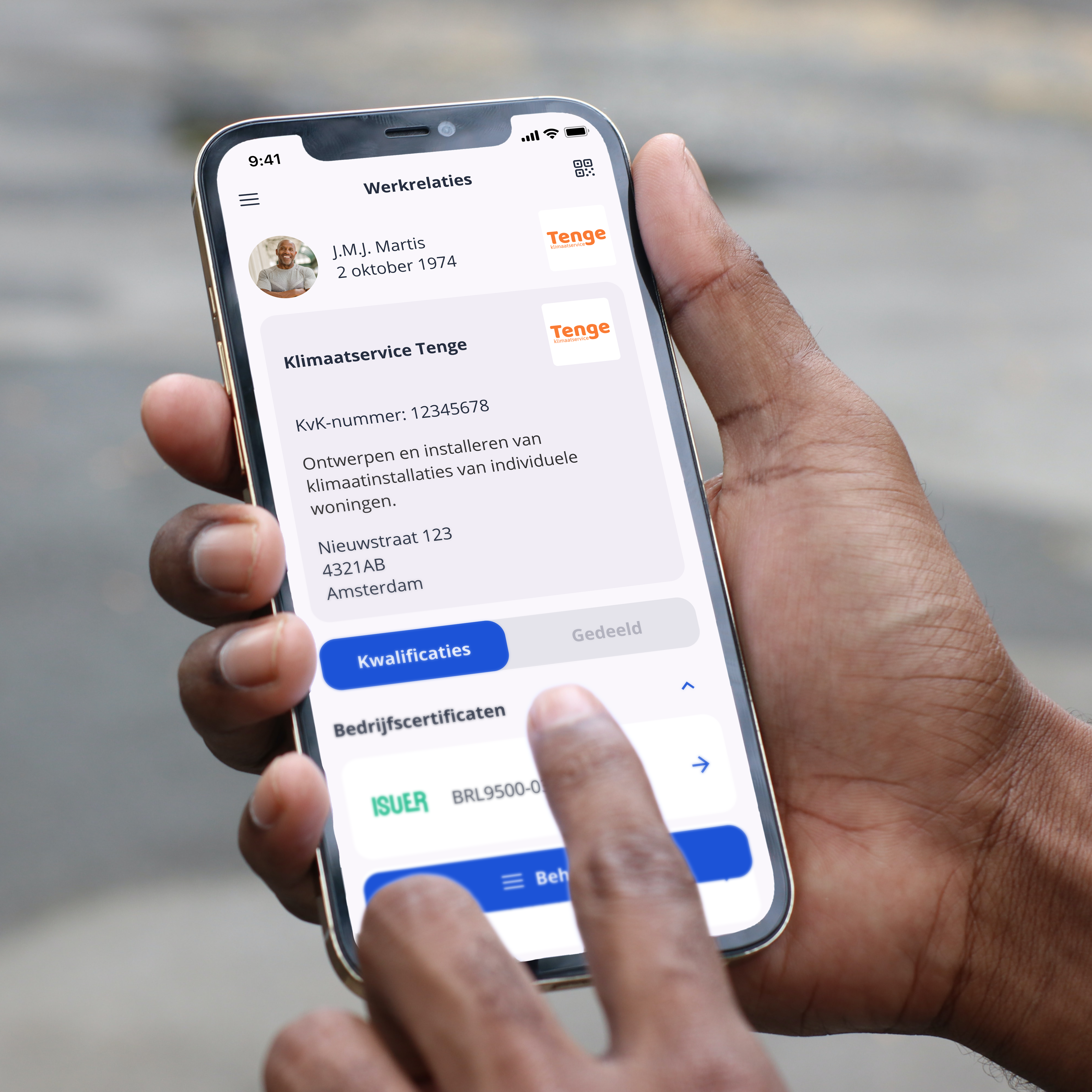 Een mobiele telefoon met daarop de Vakpaspoort app