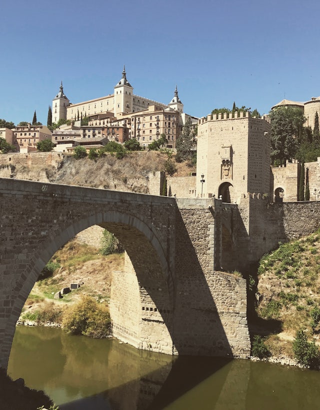 Puente de Alcantara e Puerta de Los Doce Cantos, Toledo. Espanha