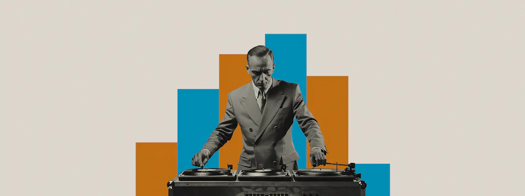 Person hinter einem DJ-Pult