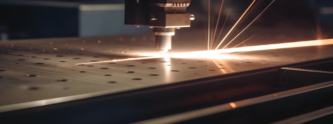 Ein Foto einer CNC-Maschine, die eine Metallplatte mit einem Laser schneidet.