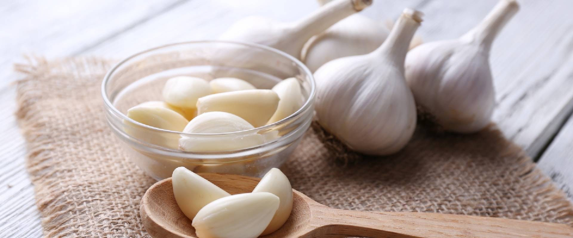 Peeled cloves of garlic in glass bowl 