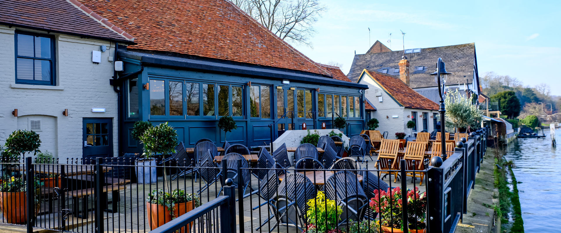 a dog-friendly pub, Reading, on the riverbank